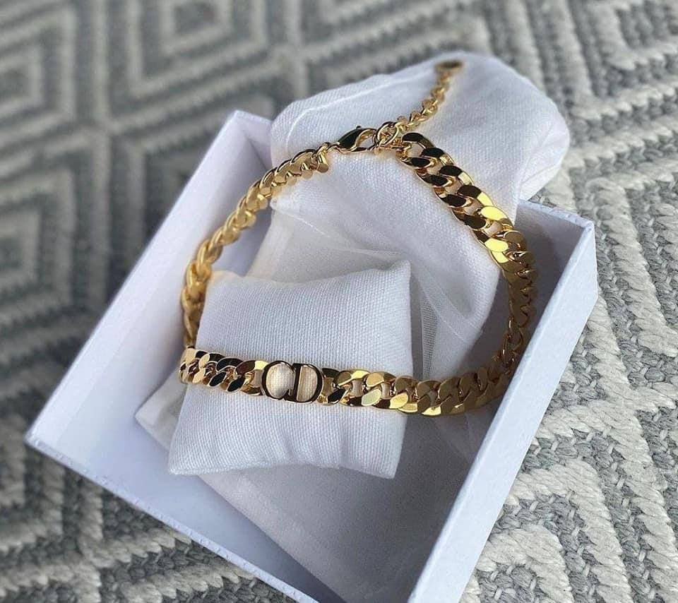 مرحبا عندي هذا سيت ديور مختوم للبيع امزون شدفعولي؟؟ 
مهتم بتفظل خاص 🔴


**إذا كنت صاحب هذا الإعلان وتريد حذفه لأي سبب، رجاءا أرسل رسالة إلى الدعم الفني**