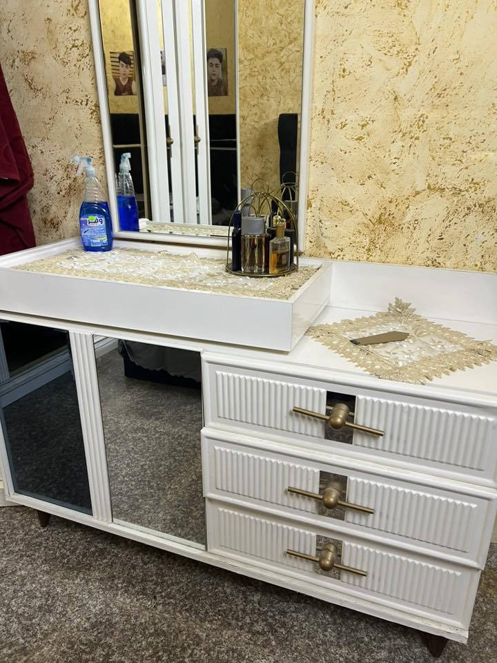 غرفه نوم 11 موجوده شاز لون بس ما مصوره ب800 باب سلايت بيه أضرار بسيطه الرقم ***********
