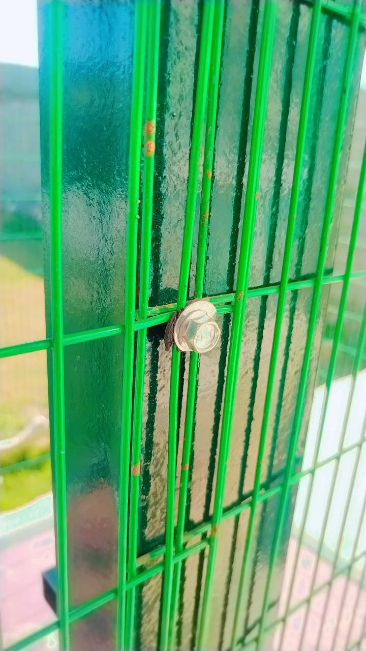 🔥 للبيع قفص طيور كبير جداً وبحالة ممتازة جداً🔥
📏 المواصفات:

- الارتفاع: 2متر
- النزال: 1متر
- العرض: 2 متر
- قابل للتقسيم إلى طابق واحد كبير أو طابقين حسب الحاجة.
- حجمه واسع لدرجة أن الشخص يكدر يدخل داخله بكل راحة.
- مصنوع من أفضل نوعية BRC الموجودة في السوق.
- فتحات الشبك دقيقة جداً حتى الفنجس (صغار الطيور) ما يعبر منها.
- مناسب لطيور الحب، الكناري، البادجي، الزينة، وأكثر من نوع.

📍 الموقع: (بغداد المدائن )
رقم الهاتف :***********
📩 للاستفسار، راسلني على الخاص.
