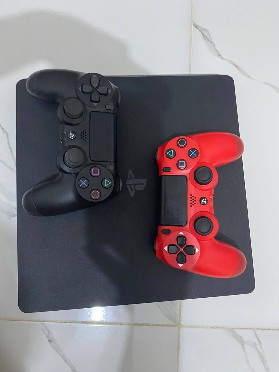 سلام عليكم بلي ستيشن فور سلم ps4 واحد تيرا بايت  1TB مامفتوح بلادي بعده مهكر بس اكثر من عشر لعبات منزل مع يو بي اس أبو نص ساعه و جوستك اضافي سعر 400 الف مكاني ديالى بعقوبه ***********
