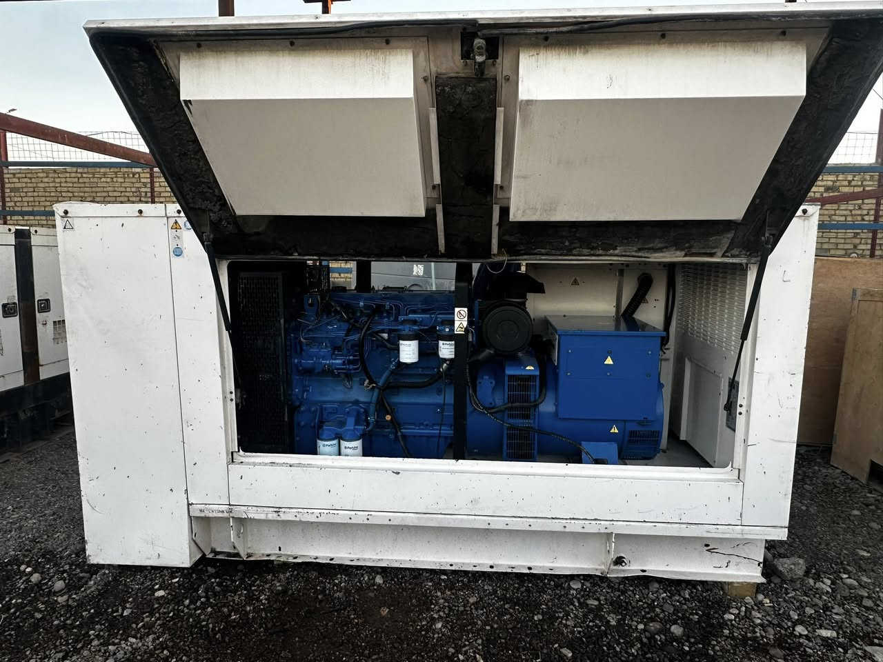 السلام عليكم 
للبيع مولد نوع بيركنز انكليزي اصلي افجي ولسون اوربي 
كاتم ٨٠٪؜ محرك ٦سلندر توليد لوري سومر فرنسي ١١٠كيفي
المولد بلادي برغي ما مفتوح بيها منضومة حماية فول اوتو
العنوان//بابل-متوفر توصيل 🚚 الى جميع المحافظات 
للأستفسار//***********اتصال او واتس اب
