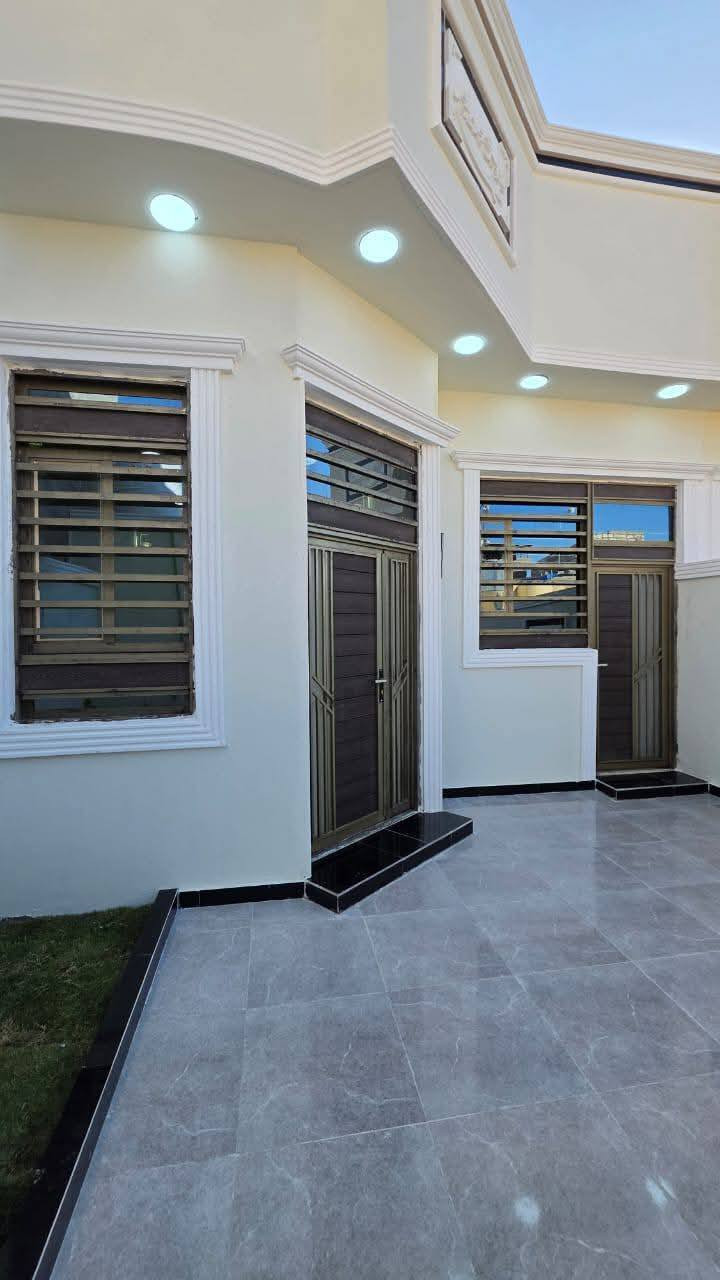 #اسعد_الله_أوقاتكم_بكل_خير  ***********
دارين  سكن للبيع ⛪️ بسعر بلاش 
بيوت حلوه مرتبه 

#مساحت كل بيت 150متر  بناء حديث بعده بل جيس

#يحتوي البيت على غرفتين نوم 
و ديوان 
و صاله 
و مطبخ 
و صحيات داخلي و خارجي و كراج سياره 
بيت كلش مرتب 

كافه الخدمات متوفره 

#جنس_العقار :: طابو صرف زراعي بأسم عراقي سند ٢٥ 

البيوت علا شارع مقرنص 10 متر 🛣️

#العنوان ابو الخصيب  طريق سيد حامد قرب مدينة الاندلس السكنيه

سعر كل بيت 88مليون  و بي مجال 
#للاستفسار الاتصال على الهاتف 📞📳
📳((***********
