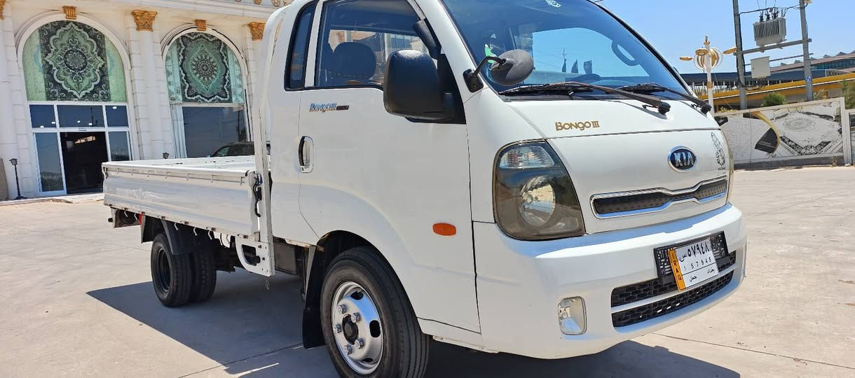 سەرەتابەناوی خوا 
کیا 4000 مەکینە ڕەش سۆپەر 
سعری 62گەڵا
تەنها 170هەزار ڕۆشتووە
سەلە
سەلاجە
4دووگمە
کۆشن هیتەر
ئاوێنە کارەبای 
گێڕو مەکی نەو 
ئەنجێک تەری بەشەرت
ئەکسلی بەشەرت
سەیارە کە ماڵی دۆستە
***********
***********
