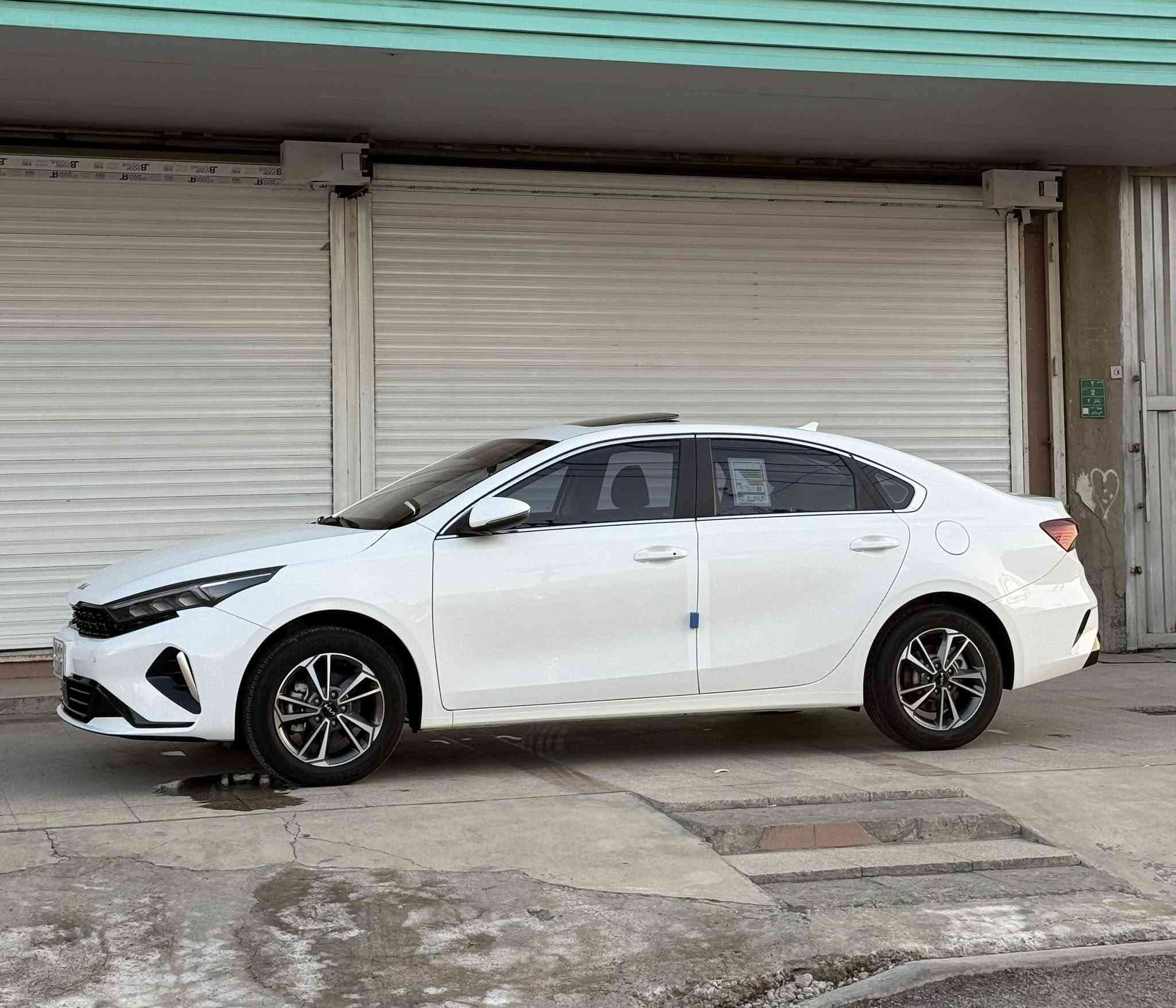 سلام عليكم 
كيا k3 موديل 2024 فول مواصفات بصمة فتحة شاشة حساس امامي خلفي كشنات جلد مكينة 1500 دبل نوزل  فول ماشية 13000الف مكفولة كفالة عامةسعر 143مجال بسيط رقم اربيل باسمي بغداد ***********
