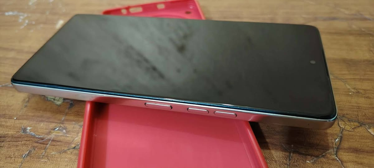 السلام عليكم تكنو كامون 30 ذاكرة 256 عشوائية 8+8 معالج هيلو جي 99 الترا كامره 50 ميجا بكسل اماميه وخلفيه 50 ميجا بكسل بطارية 5000 الهرتزيه 120 الجهاز مكفول وما مفتوح نضافته كدامك بدون ملحقات سعره 150 عنواني حله مركز ***********
