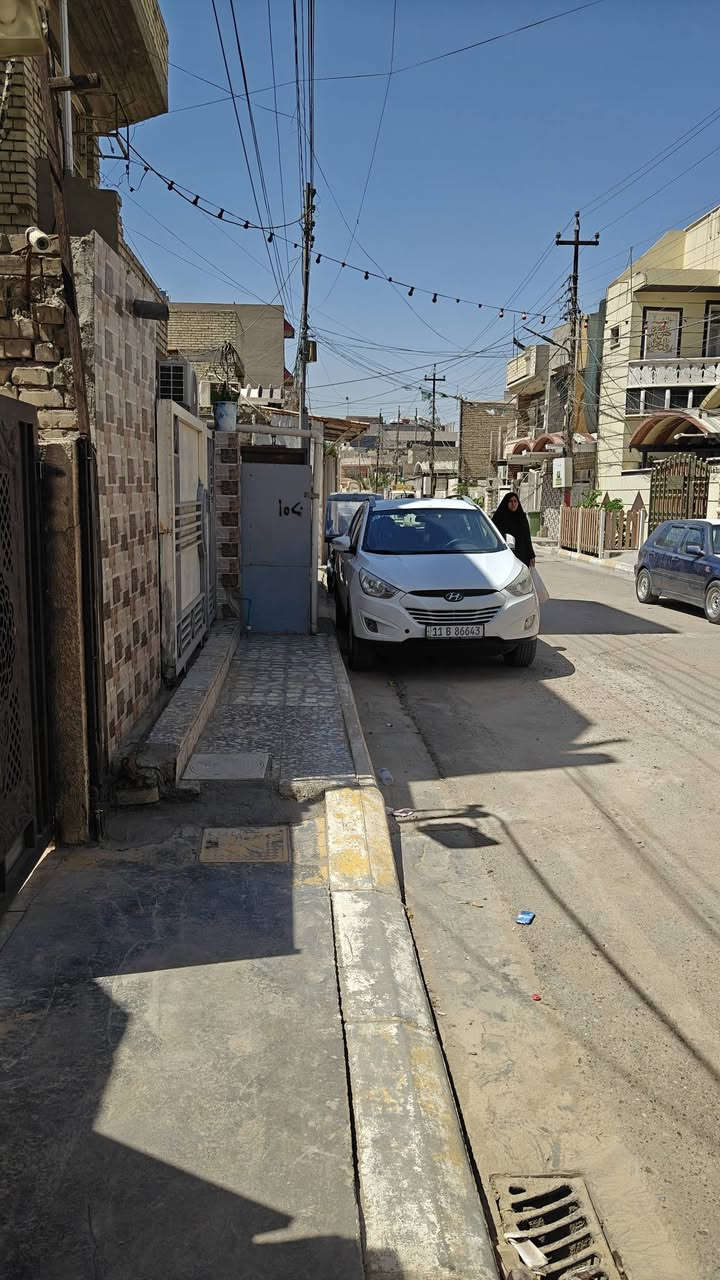 السلام عليكم 
بيت 100 متر  5x20  طابق واحد زراعي حجي جعفر فرع مدرسة البستان قرب اسواق حازم 
خدمات كاملة تبليط مجاري مي محولتين كهرباء 
البيت بدون شتايكر وستارة
الكاشي مثل مموضح بالصورة واكو مكانات بيهه رطوبة
للاستفسار ***********
السعر 110 مليون
