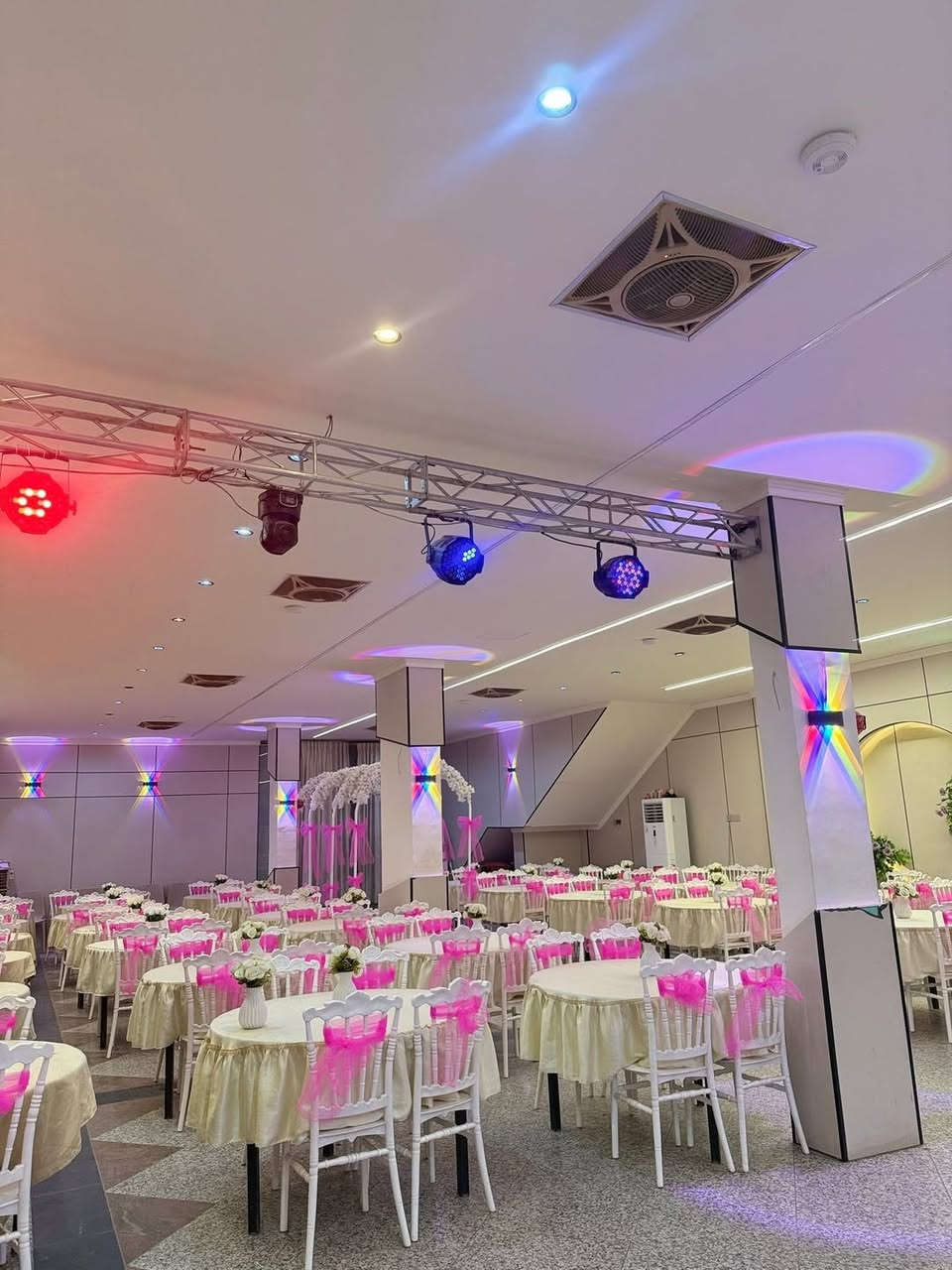 ب250 الف فقط جميع ايام الاسبوع مع تصوير هديه للحفل داخل القاعه 
لحكوا ع عرض عرسانه الحلوين لفتره محدوده
قاعات بابل 👰‍♀️🤵والمناسبات 🎉
بحلتها الجديده 😍😍
اقوى عرض ساعتين  مع الدي جي والتصوير وباقي العروض

عرض خاص
 
#ب250 الف فقط قاعة طابق الارضي
تشمل تفاصيل القاعه 🎪
1- قاعة 🎪 ارضية  تسع 300  شخص .
2-دي جي 💿 ويشمل بروفا للعرسان 🤵👰‍♀️ قبل الحفل وتنظيم برنامج كامل  اضافة الى فقرات تشمل شعالات 🔥فقاعات 🫧دخاينة  💨وانارة ستيج ✨مع ميز مهر مميز . 
3- موظفة 👩‍💼خاصة لسحب التليفونات 📱.
4- موظفة 👩‍💼لضيافة وتوزيع  الاكل🍔والمشروبات🍹.
5- وقت 🕑الحفل ساعتان .
6- هديه اصوير الحفل كامل فديو + صور
7- يتوفر وجبات ضيافه عند الطلب.

العنوان :حله باب المشهد قرب مدرسه صفي الدين  .
للحجز 📔والاستفسار : زورونا الى موقع 📍القاعة 🎪 او الاتصال 📱على الرقم 
#على_الرقم***********
