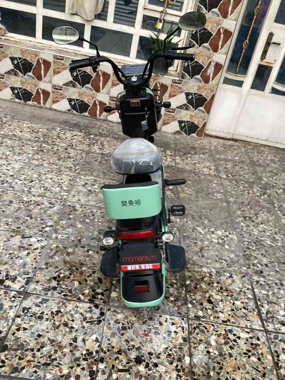 دراجة شحن للبيع حجم 16 مواصفاتها كلوب عالي ناصي وهورن وبريك امامي خلفي وأشاير يمين يسار وستاند خلفي وجانبي وبايدر ومثبت سرعة و3گير وشاشة واضحه تضهر عليها العطلات والسرعة ونظام حماية ويأتي معها جهاز تتبع GPS ويأتي معها الشاحنة وتكون سرعتها 25 -30 حقيقي وليست كذبي والدراجة نظيفة وبطارياتها كلش نظيفة وجديدة الموقع بغداد الدورة الميكانيك شارع الفورتات للتواصل السعر 500 الف للتواصل ***********
