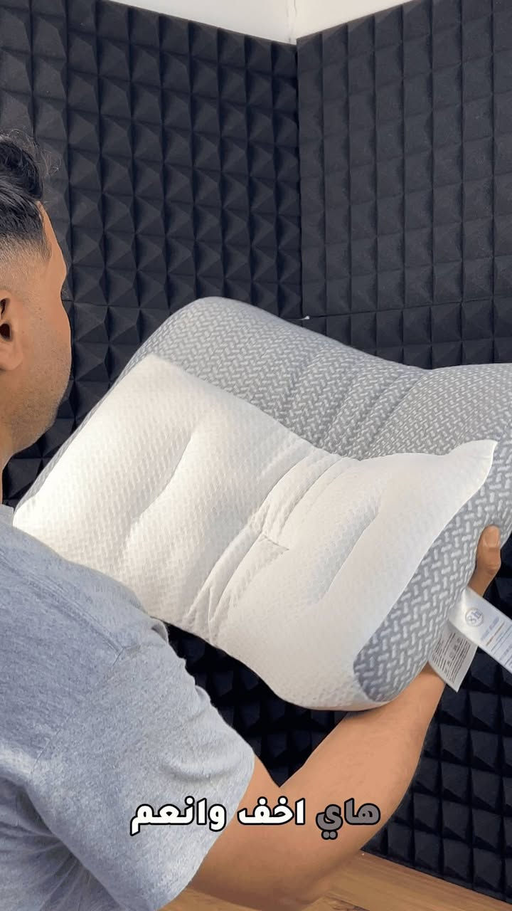وسادة نوم طبية ميموري فوم بارتفاع 8 سم – تصميم مريح لدعم الرقبة
الاستخدامات:

دعم الرقبة والرأس أثناء النوم بوضعية صحية.

تقليل آلام الرقبة والكتفين الناتجة عن الوسائد العادية.

مناسبة للنوم على الظهر أو الجانب.

تساعد في تحسين استقامة العمود الفقري أثناء النوم.

مثالية للاستخدام اليومي في المنزل.

المميزات:

مصنوعة من ميموري فوم عالي الكثافة يستجيب لضغط الرأس ويعود لشكلِه الأصلي.

تصميم متموج (Contour Design) لدعم أفضل لفقرات الرقبة.

ارتفاع مريح 8 سم يوفر توازن مثالي بين الليونة والدعم.

قماش خارجي ناعم وقابل للتنفس يساعد على تقليل التعرّق.

غطاء بسحاب قابل للإزالة والغسل.

لا تهبط بسرعة وتحافظ على شكلها لفترة طويلة.

مناسبة للبالغين الذين يعانون من شدّ أو ألم في الرقبة.

المقاس الفعلي للوسادة: 65 × 42 × 8 سم.

مقاس الكيس: 80 × 48 × 8 سم.

محتويات الصندوق:

وسادة طبية ميموري فوم.

كيسحقيبة تغليف.

الملاحظات:

قد تحتاج الوسادة من 24 إلى 48 ساعة لتأخذ شكلها الكامل بعد فتح التغليف.

يُفضل تهويتها قبل الاستخدام الأول.

يُغسل الغطاء فقط ولا يُغسل الفوم الداخلي.

مناسبة لمن يبحث عن دعم متوسط الارتفاع (8 سم).
#للتواصل مراسلة الصفحة
#الجميع


**إذا كنت صاحب هذا الإعلان وتريد حذفه لأي سبب، رجاءا أرسل رسالة إلى الدعم الفني**