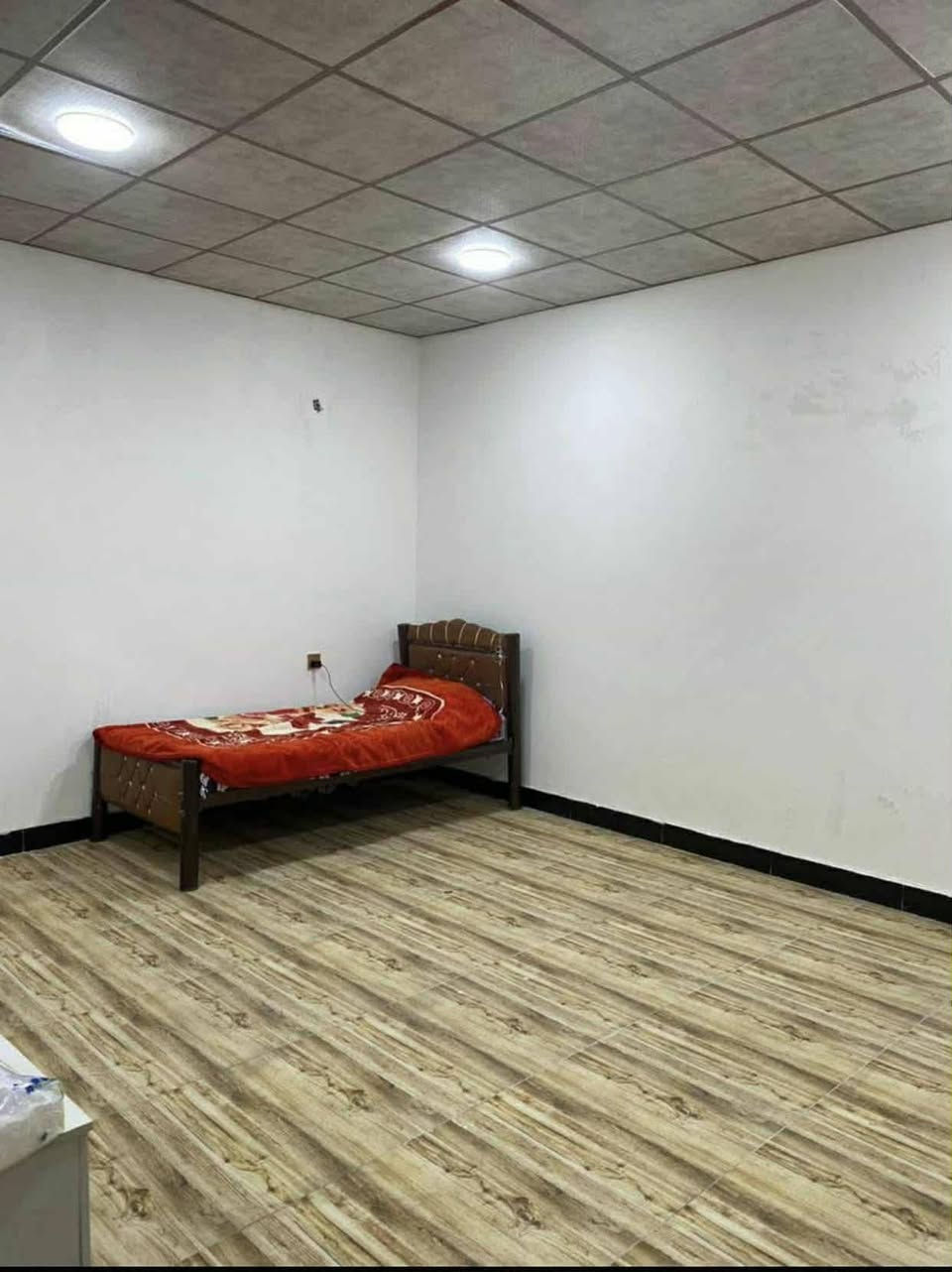 🏡🔥 بيت طابقين – موقع مميز وسعر مغري! 🔥🏡
📍 أبو الخصيب – شارع محولة الزهير
📌 أقرب نقطة: عيادات الكوثر
⏱️ يبعد عن مركز البصرة 10 دقايق فقط
📐 المساحة: 172 متر
🧱 نوع البناء: بلوك
📅 سنة البناء: 2018
🔧 تم الترميم: 2024
📄 الطابو: عراقي + وكالة
🛋️ التقسيم:
🔹 الطابق الأول:
• غرفة نوم
• استقبال
• صالة
• مطبخ
• حمام
🔹 الطابق الثاني:
• 3 غرف نوم
• استقبال
• حمام
✨ بيت مرتب، موقعه حلو، وجاهز للسكن مباشرة
💰 السعر: 115 مليون 🔥
🤝 بي مجال للجادين
📞 للتواصل: ***********
