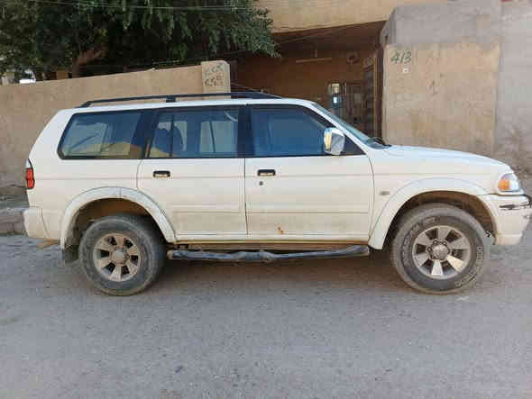 ميتسوبيشي ناتيفا 2008  سيارة دفع رباعي (SUV) بمحرك 3.0 لتر V6 يوفر حوالي 175 حصان، وتأتي بناقل حركة أوتوماتيكي، وتتميز بالدفع الرباعي، وتجهيزات مثل نظام ABS، ومكيف قوي، ومشغل CD، وتحكم في السرعة (Cruise Control) في الفئات الكاملة، وتعتمد على تصميم مشابه لـ باجيرو لكن أصغر حجماً، وهي معروفة بموثوقيتها. 
المواصفات الرئيسية (تختلف حسب الفئة):
المحرك: 3.0 لتر، 6 سلندر (V6).
القوة الحصانية: حوالي 175 حصان (HP).
عزم الدوران: 255 نيوتن متر (Nm).
ناقل الحركة: أوتوماتيكي (4 سرعات).
نظام الدفع: دفع رباعي (4WD).
السرعة القصوى: حوالي 175 كم/س.
استهلاك الوقود: حوالي 12.7 لتر/100كم (أو 7.9 كم/لتر).
التسارع (0-100 كم/س): حوالي 12 ثانية.
المقاعد: 5 مقاعد. 
أبرز التجهيزات والميزات:
نظام مانع للانغلاق (ABS) للمكابح.
تكييف هواء قوي.
رنقات ألمنيوم.
مشغل أقراص مدمجة (CD).
مثبت سرعة (Cruise Control).
تتوفر بفئات كاملة (Full-Option). السعر 85 الضربه مثل ما موضحه بلصوره للتواصل ماسنجر او واتساب الرقم ***********
