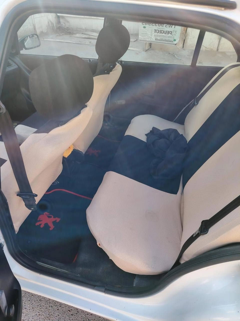 السلام عليكم للبيع بيجو ٣٠٦ فرنسي موديل ٢٠٠١ بيها صبغ نص باب خلف السائق بغداد الشراي يتصل ***********
