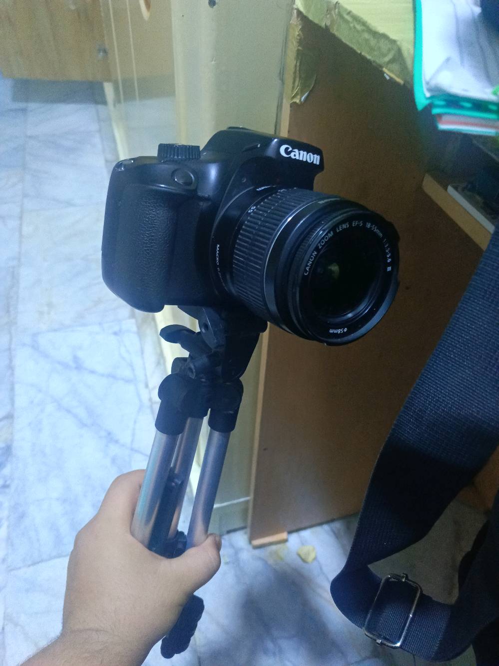 كامرة كانون 4000D
مع عدسهEFS18-55mm
كاميرا مرتبه تفيده أهل المواكب والتجمعات والصور الشخصيه واهل المطابع وكذلك تفيد من جميع النواحي حتى من ناحيه السعر...
ملحقات الكاميرا 
شاحن البطاريه 
وكذلك معاها بطاريه 
وكابل البطاريه ومعاها ستاند هديه 
ارتفاع الاستاند متر او مترين تقريبا 
وكذلك مع حبل الكاميرا الذي تستند عليه في التصوير

المكان ناصريه مركز
السعر 250 وبه مجال 

هذا الرقم الي يشتري 
***********