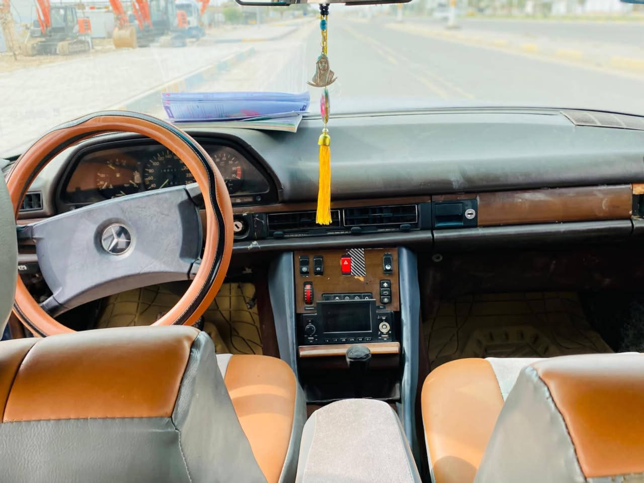 سلام عليكم مارسدس للبيع رقم مثنى نكليزي شرط تحويل ثاني يوم سنويه جديده 2029 محرك وكير بطه 2ونص مكفولات لشرط سياره حلوه نضيفه جاهزه من كلشي ترايك وين ماتريد سعر 35 وبيه مجال *********** مكان سماوه
