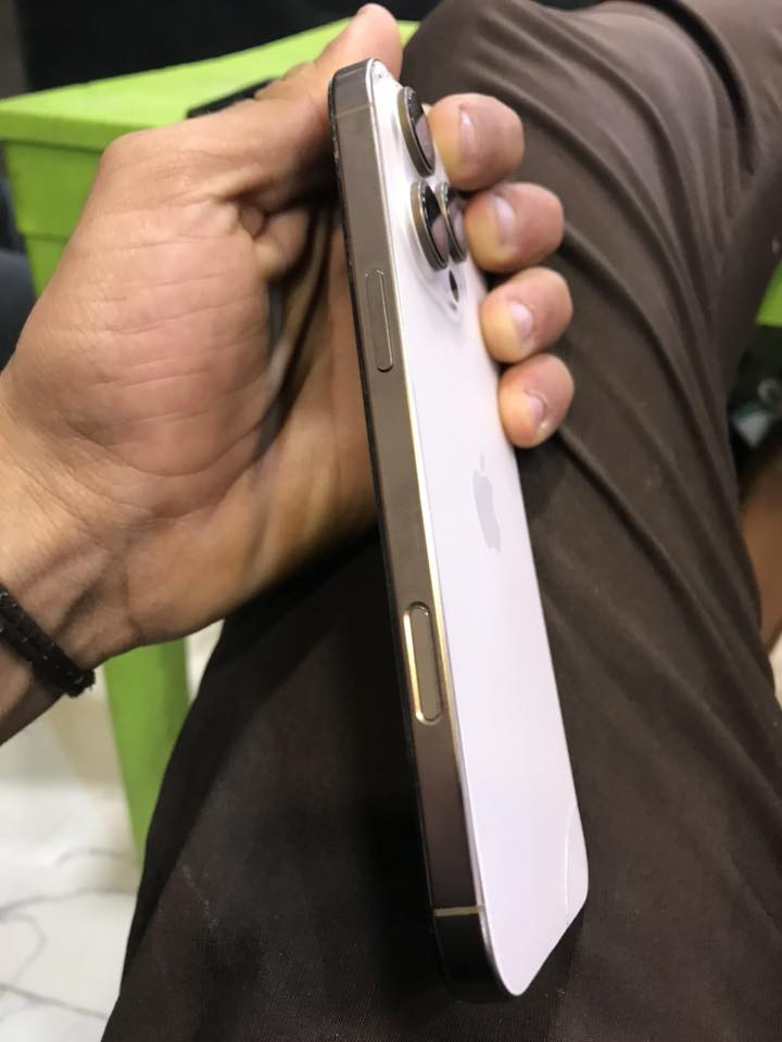 اسلام عليكم ايفون ١٦ برو ماكس بطاريه ٩٤ ذاكره ٢٥٦ مبدل فقط شاشه وكامره خلفيه غير شغاله فيس ايدي شغال السعر ٨٥٠ وعدد الدورات ٣١٨ الجهاز جديد ***********
