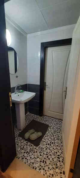 متوفر شقه لليجار في مجمع ناورو ستي
مفروش كامل 
سعر 300$

تواصل :☎️
***********
***********
