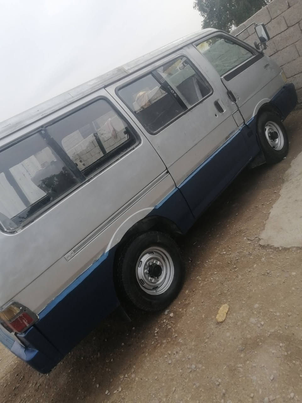 السلام عليكم كيا بستا لبيع موديل 94 رقم حمل قديم كير مكنية اكسل تخم تاير شواصي جدد كهرباء كلهة شغالة دوشمة جديدة السعر 18 وبيه مجال مكاني بغداد قرب بسماية مكلف للنشر اتصل علرقم ***********
