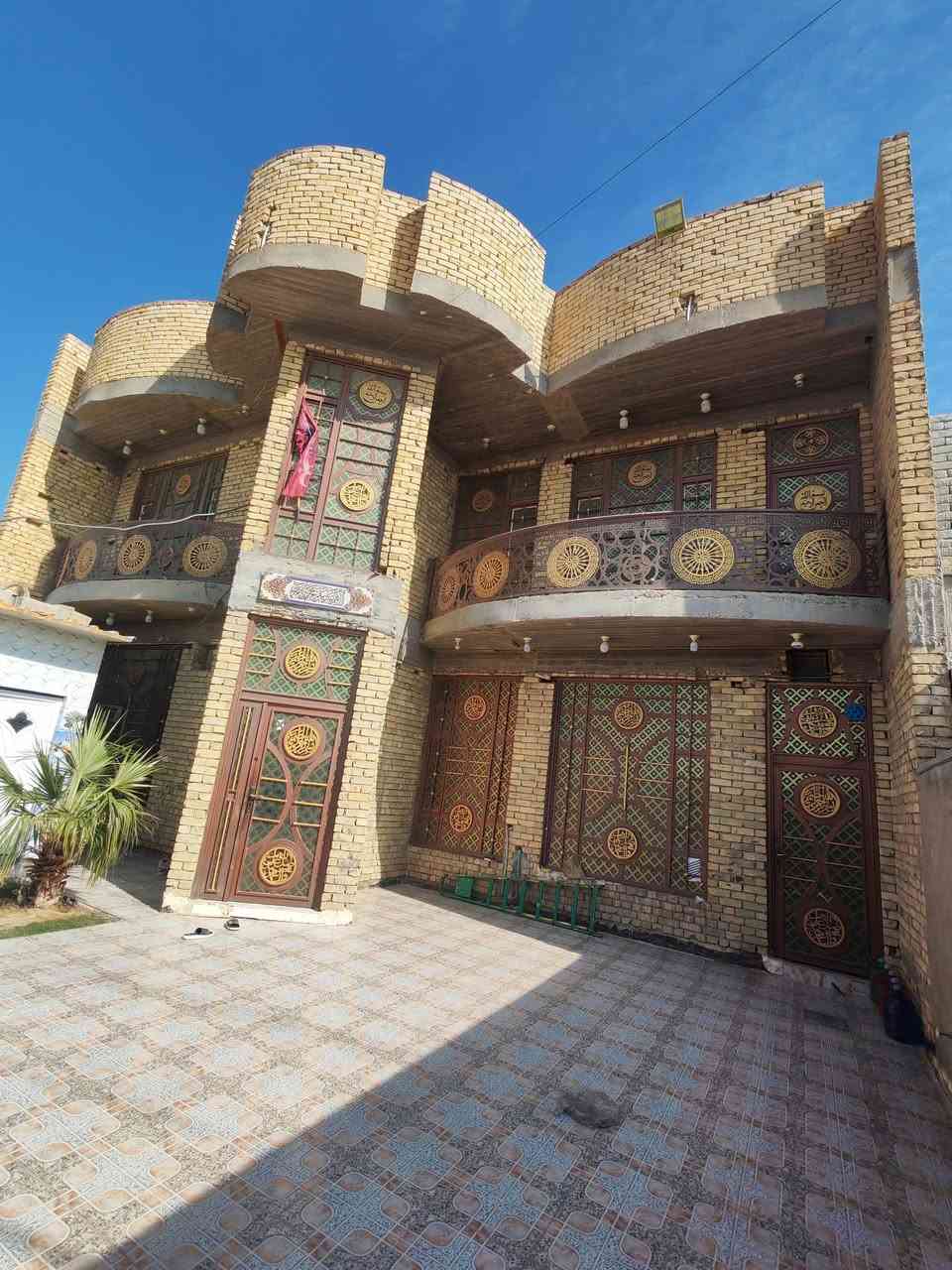 السلام عليكم بيت للبيع  بالسياسين على شارع 30 مقابيل مجمع الرواد
مساحة 280 متر 
مساحة البناء 200 متر صافي 
الخريطه موجوده بالصور طابقين نفس البناء فقط اكو تغير بلصحيات الفوك والجوه  
مع اضافة محل 3*6 موضح بالصور 
للأستفسار الاتصال ***********
