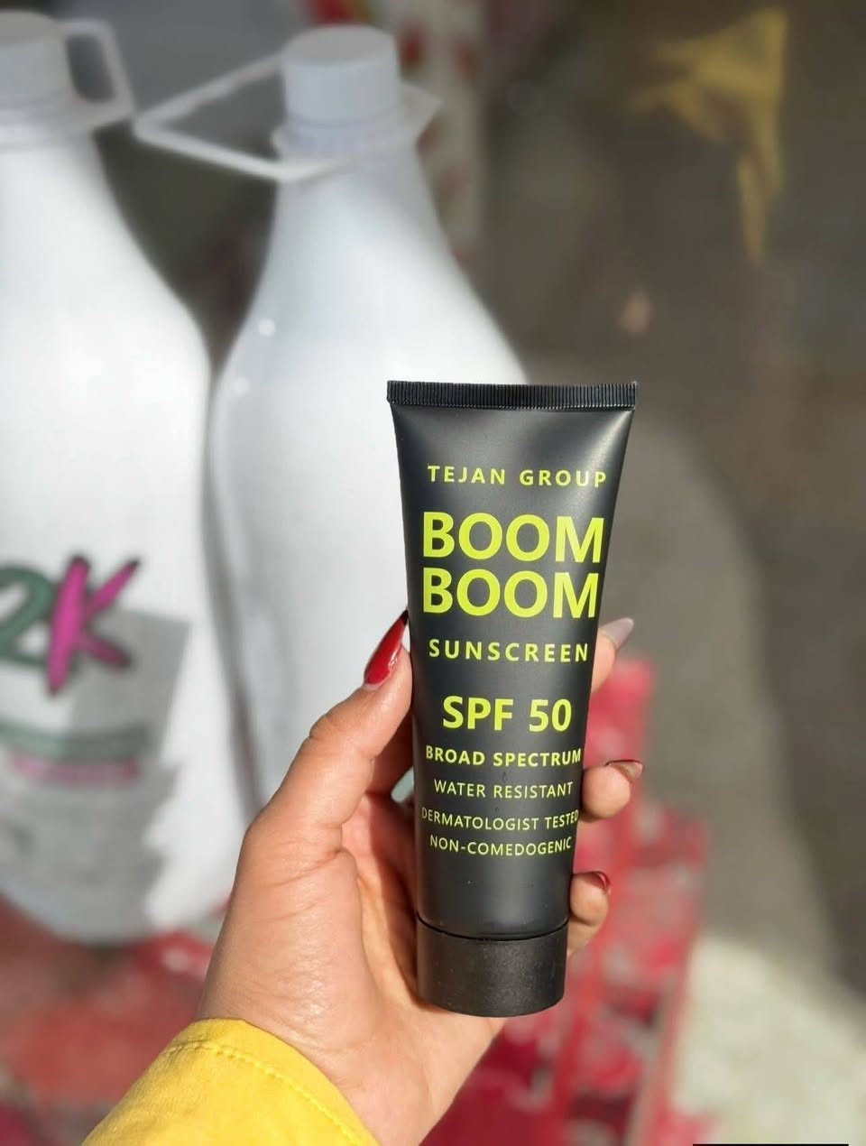 واقي شمس Boom Boom من إنتاج شركة Tejan Group، ويتميز بعامل حماية SPF 50، مما يجعله يوفر حماية عالية جداً من أشعة الشمس فوق البنفسجية (UVA و UVB).
المميزات الرئيسية للمنتج ☀️
حماية واسعة الطيف: يحمي البشرة من الحروق والاسمرار (أشعة UVB) ومن التجاعيد والشيخوخة المبكرة (أشعة UVA).
مقاوم للماء: يظل فعالاً حتى مع التعرق أو السباحة لمدة تصل إلى 80 دقيقة تقريباً.
خفيف على البشرة: يتميز بتركيبة غير دهنية سريعة الامتصاص ولا تترك أثراً لزجاً أو طبقة بيضاء.
مناسب لجميع الأنواع: مصمم ليناسب البشرة الحساسة والدهنية والمختلطة، ولا يتسبب في انسداد المسامات.


**إذا كنت صاحب هذا الإعلان وتريد حذفه لأي سبب، رجاءا أرسل رسالة إلى الدعم الفني**