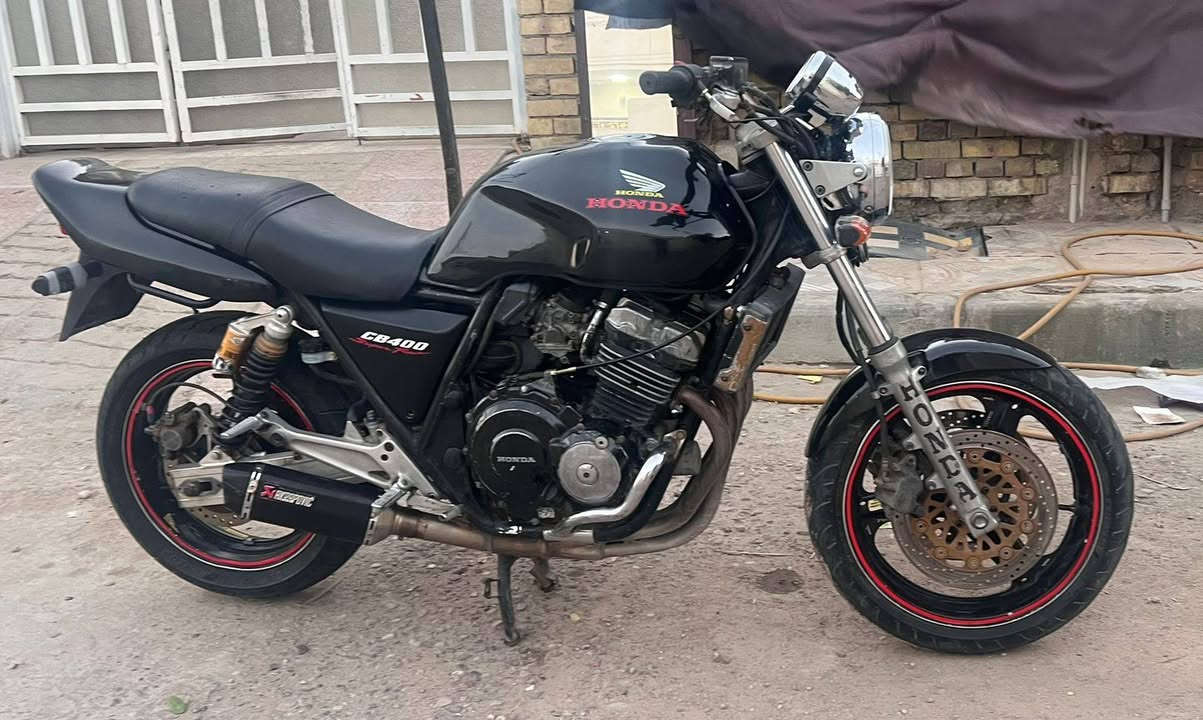 سلام عليكم شباب سيبي فور محرك400نضيفه وجاهزه كهربائيات جاهزه من كلشي مكان العماره لسعر ١٨٠٠ وبيها مجال مكلف بل نشر هاذا رقم راعيها تصال *********** وبي واتساب
