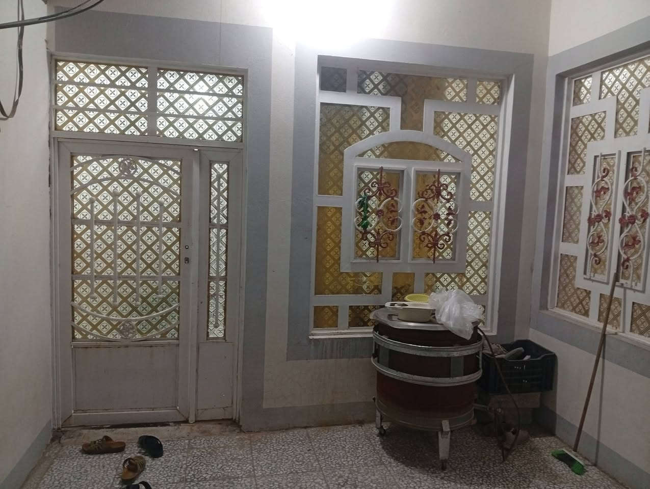 السلام عليكم دار للبيع مساحه 220 تجاوز حي الثوره اول فرع بالتجاوز رقم الدار 123 صاله  استقبال ثلاث غرف نوم مناور اثنين حمامات داخليه وخارجيه بناء حديث اساس كونكريت سقف كونكريت معه دنك يرهم مراوس او بيع سعر 60 وبي مجال ***********
