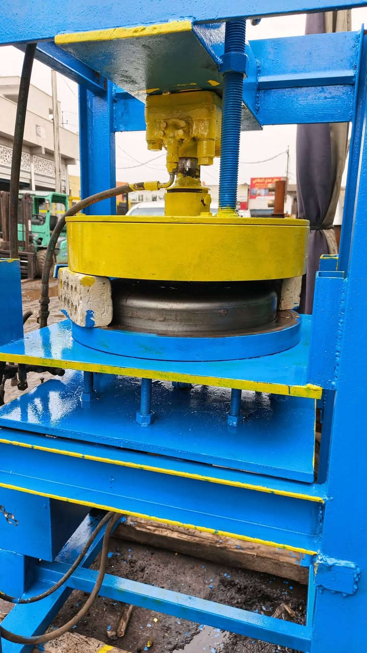 بريسات هايدروليك دبل اكشن عدد٢ بيهن قوالب سخانات الداخل والخارج بدون مضخات***********
