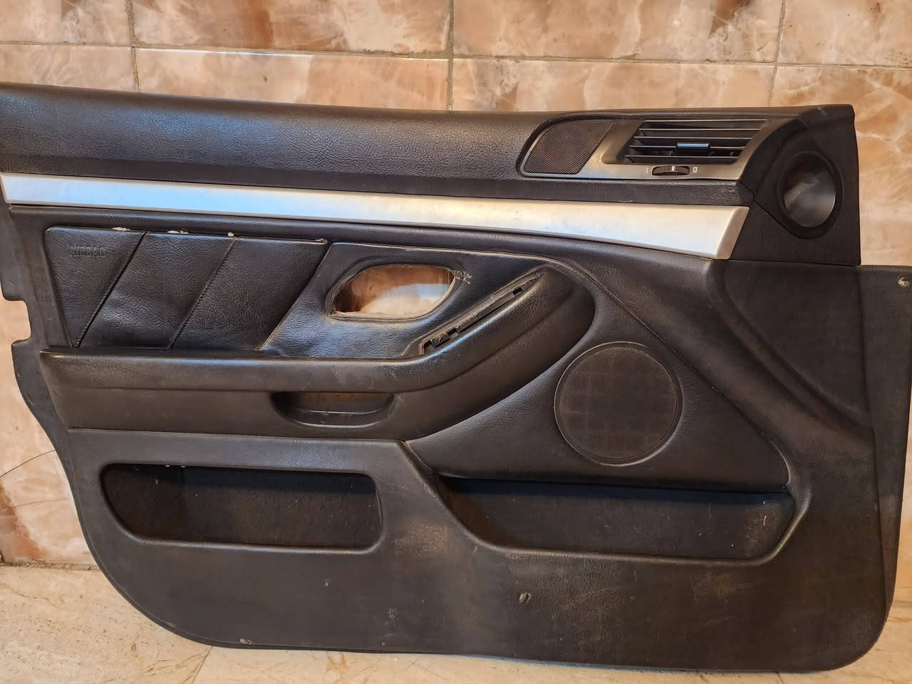 السلام عليكم ورحمة الله ... من رخصة الأخ الأدمن المحترم .  عندي مجموعة أغراض صقر e39 سعرهن (350 ألف نهائي ) للأمانة كل الأغراض حاوية فقط البطاين ليست حاوية ونسبة نظافة البطاين 80% ... هاتف / *********** مكاني حي القاهرة
○ صندوق تبريد وصيته من الأخ قاسم دوسكي  قبل شهر ونصف وموجود الوصل وياه (حاوية)
○ جامة سلايد فقط الجامة ترفع سلايدك الحديد وتشد الجامة (حاوية)
○ دكت التبريد الوسطي جديد جداً (حاوية)
 ○ بطاين أربع أبواب
