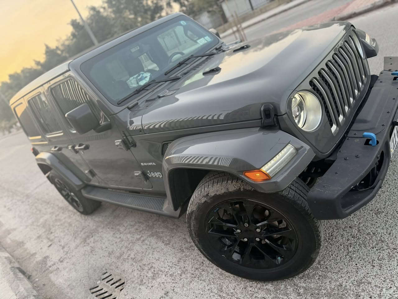 مساء الخير
جيب رانكلر 4Xe 2023 صحارى هايبرد  وارد امريكي 
 السياره  Jeep Wrangler 4xe 2023 2.0L 4 plug-in

حجم المكينه : 2000 تيربو + هايبرد + بلكن شحن خارجي

القدرة الحصانية 375 حالة حال الهيمي 

الشحن يمشيك 30 ميل

المسافه المقطوعه : 34 الف ميل     

الحادث كلين بدون قطرة صبغ حادثهة فقط دعامية 
                      

#المواصفات 

1.قماره تتفصخ اصير كشف
2.بصمه  تشغيل وابواب 
3.لوكير
4.كشافات 
6.شحن خارجي
7.بكلايت لد 
8 . شاشه
9.سستم صوت دمام خلفي + امامي 
10.لايتات زنون هايلوجين
11.كشنات جلد قرميدي بلادي 
12.سقق اسود بلادي 
13. تحكم استرين
14. ويل حجم 19
15. كامره خلفيه 
16. دوسات
17.لون مميز اسمنتي 
مكانهة بغداد الحرية السعر 28500$
للأستفسار ***********
