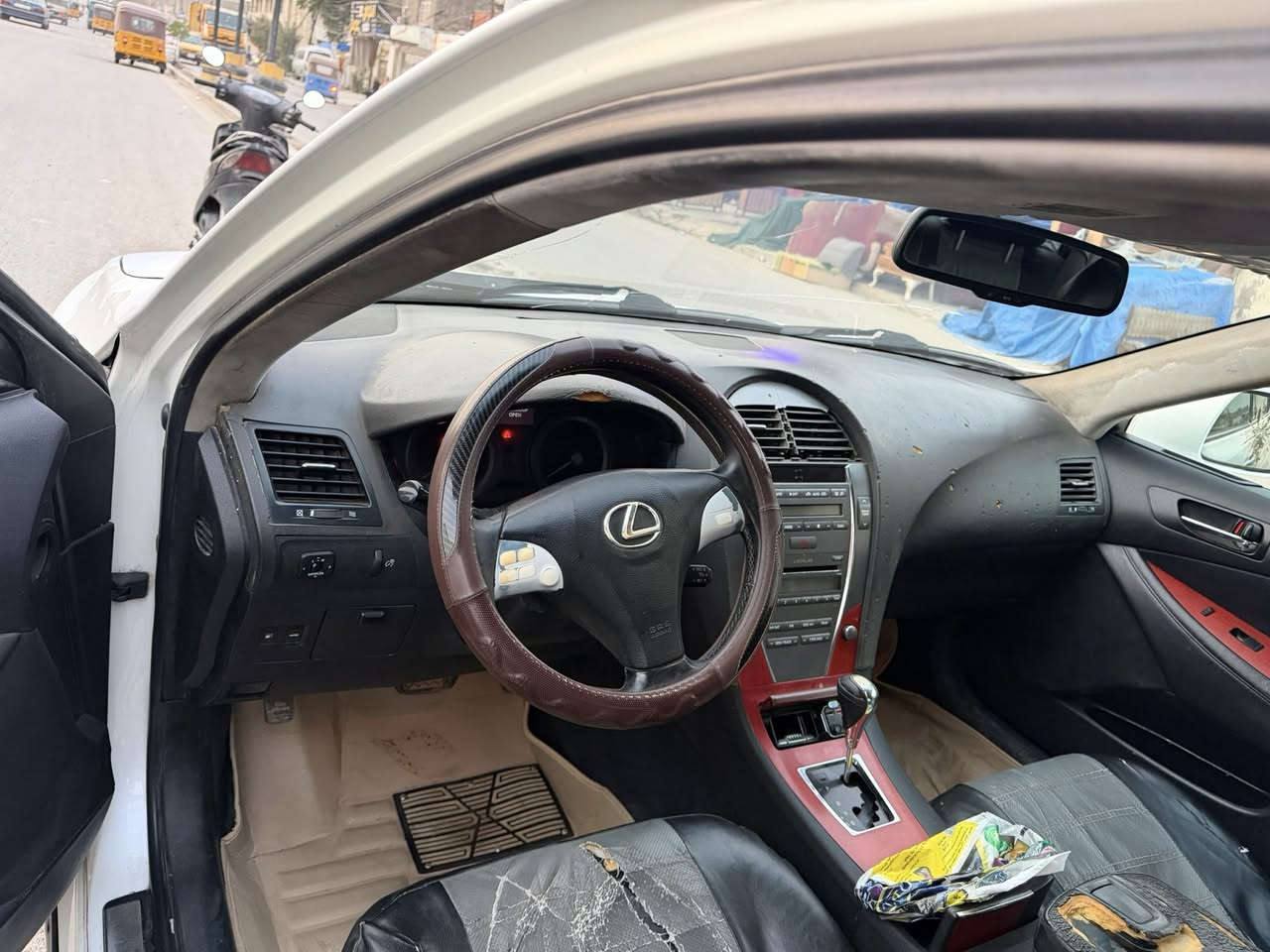 سلام عليكم للبيع لكزز موديل 2007 محرك سته سياره بلاديه بدون حادث بي كم طخه موضحه بلصور محرك بي صوت ودخانه كيرها مكفول صدرها تعبان سعرها 79 وبيها مجال الرقم ***********
