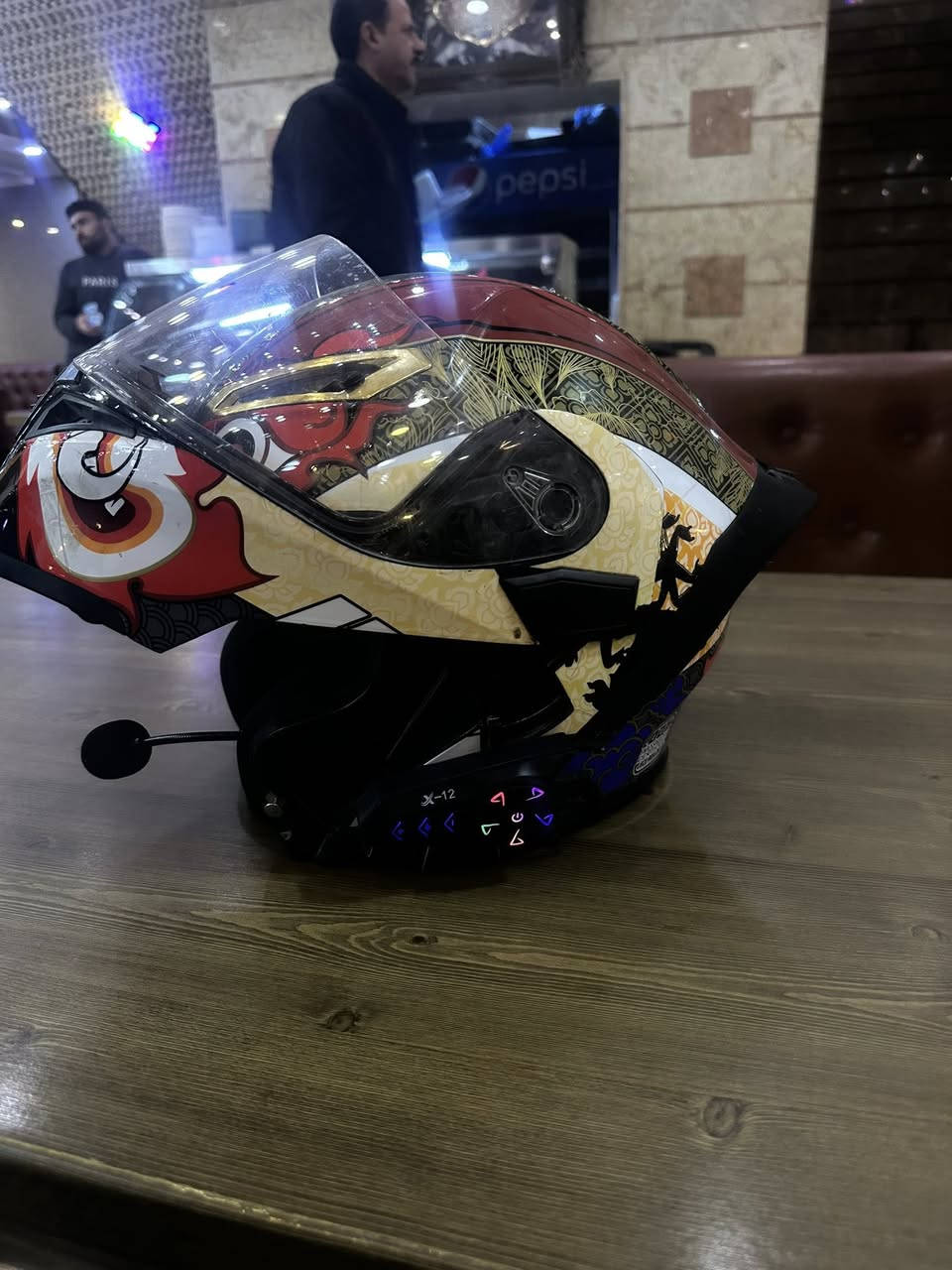 السلام عليكم خوذه للبيع نوعيه جداً راقيه ونضيفه مع مايك السعر 60 وبيها مجال قليل العنوان نجف كوفه هـ***********
