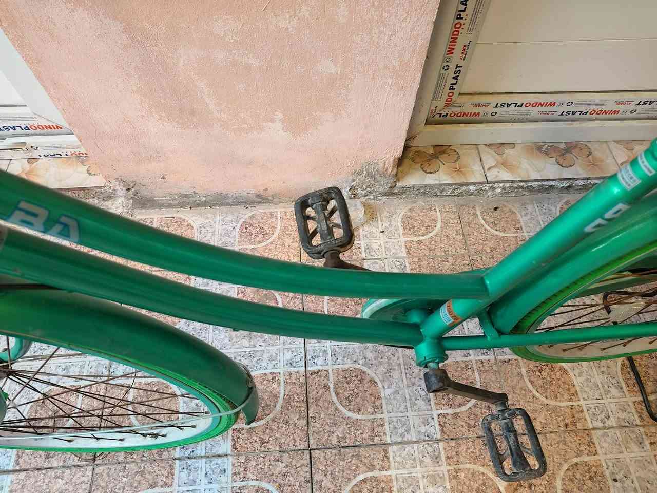 السلام عليكم
بايسكل للبيع 
اللون تركوازي البايسكل مصبوغ حراري بلصناعي البايسكل تعمير!!  
حلو ومرتب نقصه فقط بريك كدام 
شخطه مابي ومرشوش كلير او جيلاتين (ملمع) لزكات BD اصليه نقصه فقط بريك امامي فقطط 
سعر البايسكل 70 وبي مجال للشراي
اقبل مراوس مع فرق حساب القناعه  
للاستفسار *********** بي واتساب
