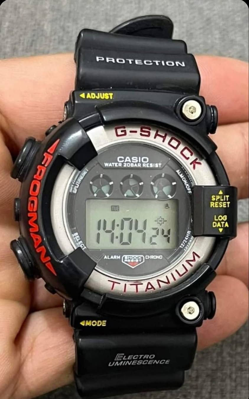 ساعة Casio G-Shock Frogman الكلاسيكي DW-8200 المصنوع من التيتانيوم. هذا الموديل يعتبر من الساعات "الفينتج (القديمة) التي تعود لفترة التسعينيات، وهو معروف بمتانته العالية وتصميمه المخصص للغواصين..

مواصفات الساعة الرئيسية:
المادة: هيكل الساعة مصنوع من التيتانيوم، وهو ما يفسر كلمة "TITANIUM" المكتوبة بوضوح على الإطار السفلي.
المقاومة: مصممة لتكون مقاومة للصدمات والماء حتى عمق 200 متر (20 Bar).

المميزات: تحتوي على شاشة رقمية تعرض الوقت والتاريخ، ومزودة بإضاءة خلفية كهربائية (Electro Luminescence). 

ملاحظات هامة:
تعتبر هذه الساعة قطعة مطلوبة لهواة جمع الساعات القديمة نظراً لندرتها وجودة تصنيعها اليابانية الأصلية

سعرها 50 الف فقط جديد ونظيف


**إذا كنت صاحب هذا الإعلان وتريد حذفه لأي سبب، رجاءا أرسل رسالة إلى الدعم الفني**