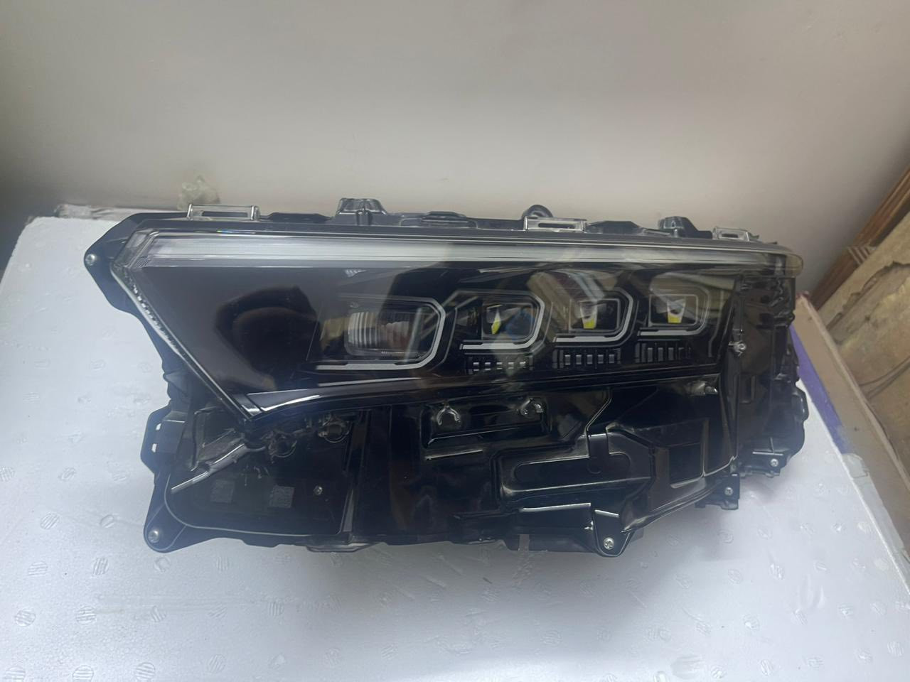 متوفر لايتات اصليه خليجي  كراون ٢٥
الي يريدهن يتصل //***********
