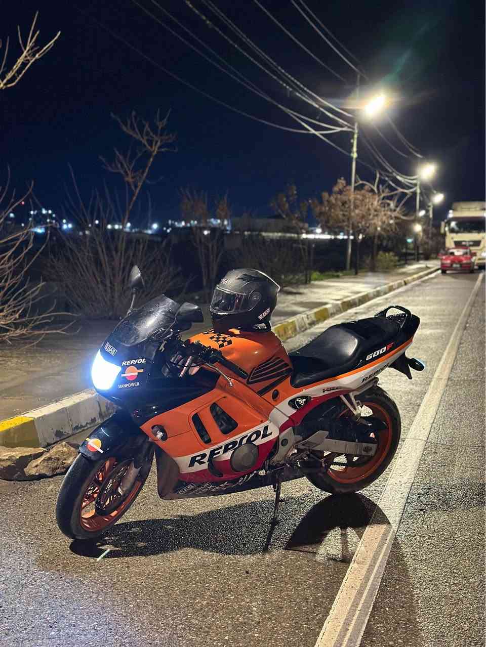 CBR 600 F3 
بالەیە لێرە لێنەخوراوە من یەکەم دەستم مەکینە هۆرنێتی کەپس بەشەرتی هەموو شتێک ئەفرۆشم مەکینەی بورغی لێ بانەدراوە داوای ٢١$ وەرقەی لێ ئەکەم و مەجالێکی کەمی تیایە تکایە نامە مەنێرن تەلەفۆن بکەن لەغزمەتام واتساپ *********** كويسينجاك, أربيل
