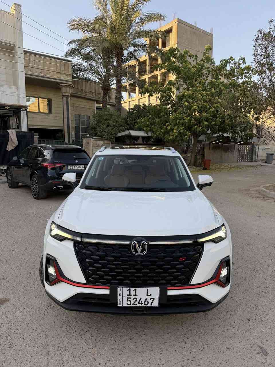 شانجان  cs35 بلس اعله مواصفات بحاله الوكاله
ماشيه 10 الف كيلو فقط باسمي حره تحويل ثانيوم
مكانه بغداد الكرخ

معروضة للبيع سيارة Changan CS35 Plus موديل2025الفئة الأعلى في مواصفاتها  بحالة الوكالة وتصميم عصري يجمع بين الرياضية والفخامة الاقتصادية.

​⚙️ المواصفات الميكانيكية والأداء:

​المحرك: 1.4 لتر تيربو (Blue Core) بنظام حقن مباشر GDI، يولد قوة 156 حصان.

​ناقل الحركة: أوتوماتيك 7 سرعات مزدوج القابض (DCT) أداء سلس وقوي.

​عزم الدوران: 260 نيوتن متر لإنطلاقة مميزة.

​اقتصاد الوقود: ممتازة جداً واقتصادية (خزان وقود بسعة 53 لتر).

​✨ المظهر الخارجي والرفاهية:

​فتحة سقف بانوراما بالكامل تعطي رحابة للمقصورة.

​إضاءة أمامية وخلفية Full LED بتصميم ثلاثي الأبعاد مع مستشعرات تلقائية.

​جنوط ألمنيوم مميزة مقاس 18 إنش.

​صندوق أمتعة خلفي ذكي (يفتح ويغلق كهربائياً بلمسة زر).

​💺 المقصورة الداخلية والتقنيات:

​مقاعد من جلد النابا الفاخر باللونين العسلي والأسود الرياضي.

​شاشة وسائط رقمية باللمس مقاس 10.25 إنش مجهزة بنظام الملاحة وربط الهاتف.

​نظام تكييف أوتوماتيكي مع فتحات تكييف خلفية وفلتر تنقية الهواء المتطور PM2.5.

​تشغيل عن بعد + زر تشغيل المحرك (بصمة) + فرامل يد كهربائية.

​🛡️ أنظمة السلامة والأمان (الأعلى في فئتها):

​كاميرات محيطية 360 درجة لكشف كامل الزوايا (رؤية عين الصقر).

​مثبت السرعة التكيفي (ACC) الذكي مع خاصية التوقف والتسارع التلقائي.

​نظام التحذير من التصادم الأمامي مع الفرامل النشطة للتوقف
 الطارئ.

شحن وايرليس

​نظام التحكم الإلكتروني بالثبات من بوش (BOSCH ESP 9.3).

​حالة السيارة: بحالة الوكالة جاهزه 100٪

​الضمان: [ تحت ضمان الوكالة]
 مهندس عبدالله
***********
