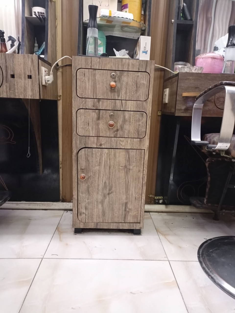 السلام عليكم. كراسي عدد 2 مع ميوزه عدد 2 مع ميز وسطي سعر الكرسي الواحد 80 . سعر الميوزه مع الوسطي 250 المكان بغداد الحسينية. ***********
