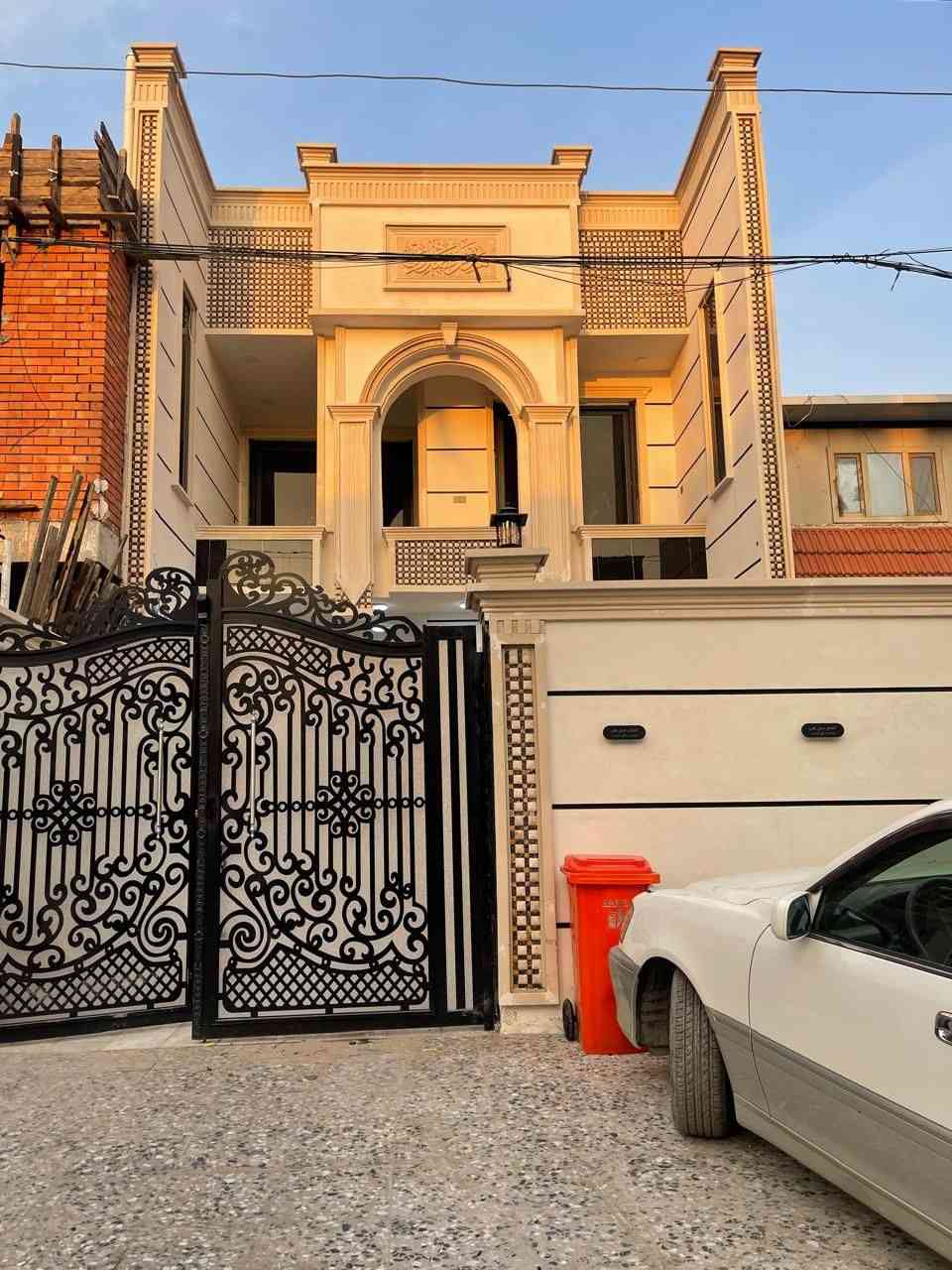 السلام عليكم عدنه هاذا البيت للبيع البيت درجه اولى حديث صار عشرة أيام من كمل البيت متعوب عليه بشكل بي كراج حديقه وست غرف نوم سويت وحمام خارجي الواقع فى منطقه حي اور ٦٠٠ بشارع ابو عبير  قرب مطعم بيت الفلصطيني *********** الاستفسار ع رقم بي وتساب
