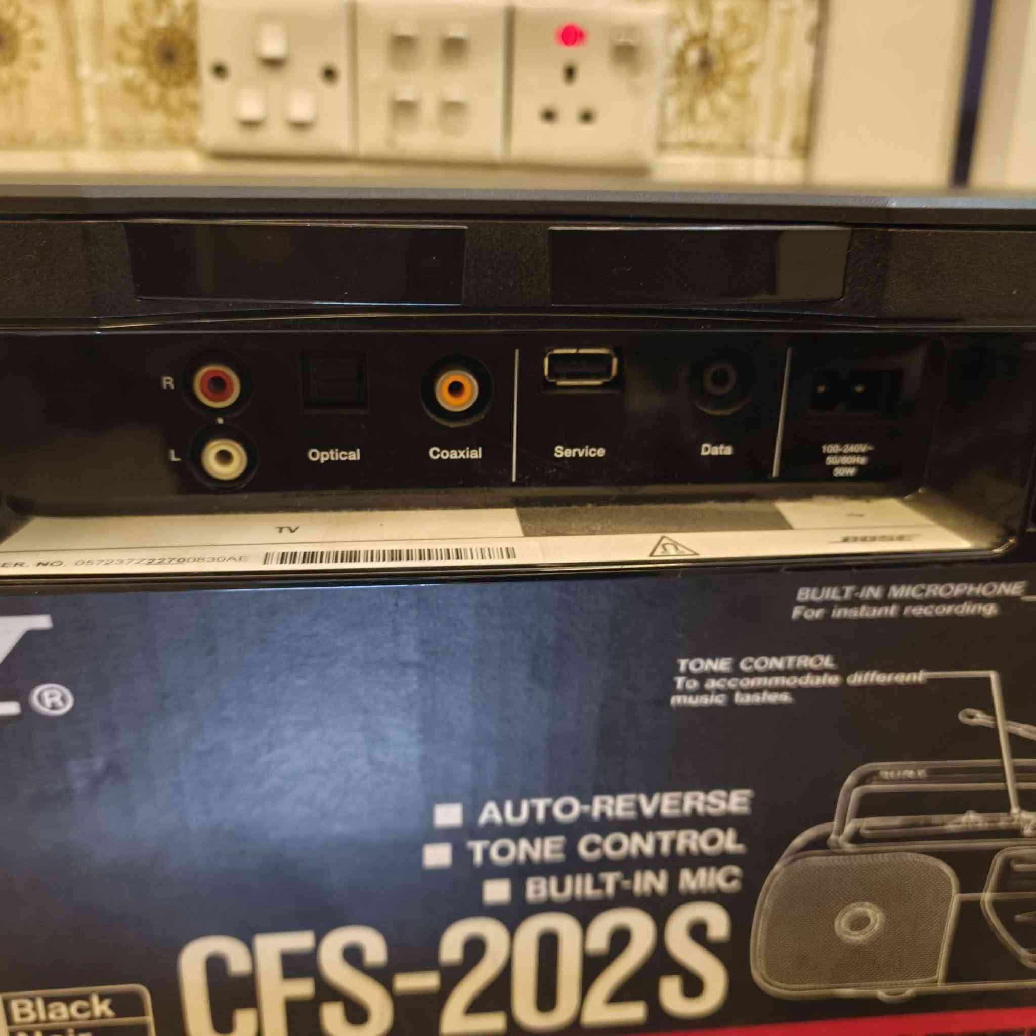 يُظهر هذا نظام صوت التلفزيون بوز سولو (Bose Solo) باللون الأسود لتجربة صوتية محسنة.يوفر هذا النظام صوتًا واسعًا ونقيًا من خلال تقنية مجموعة مكبرات الصوت الخاصة به.يتميز بسهولة التوصيل، حيث يحتاج فقط إلى كابل طاقة وواحد من خيارات التوصيل الصوتية (بصري، محوري، أو RCA).يمكن استخدامه كقاعدة صوتية لوضع التلفزيون     ٦٠ الف.  ورن ثقيل جهاز فقط بدون ملحقات


**إذا كنت صاحب هذا الإعلان وتريد حذفه لأي سبب، رجاءا أرسل رسالة إلى الدعم الفني**