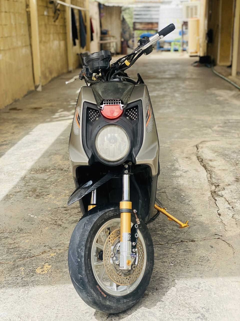 كفاله صار شهرين نازله
ويل PoH
بكلايت R6
قبق كلجات Koso
ستان +رباط مكينه 
هاوزن 
صالنصه بوري عدل 
ستيرين الياف حقيقي
صدر Dy
قبق فلاوين 
دراجه كلشي مانقصهه اليدور مال موته ليوصل 
***********
