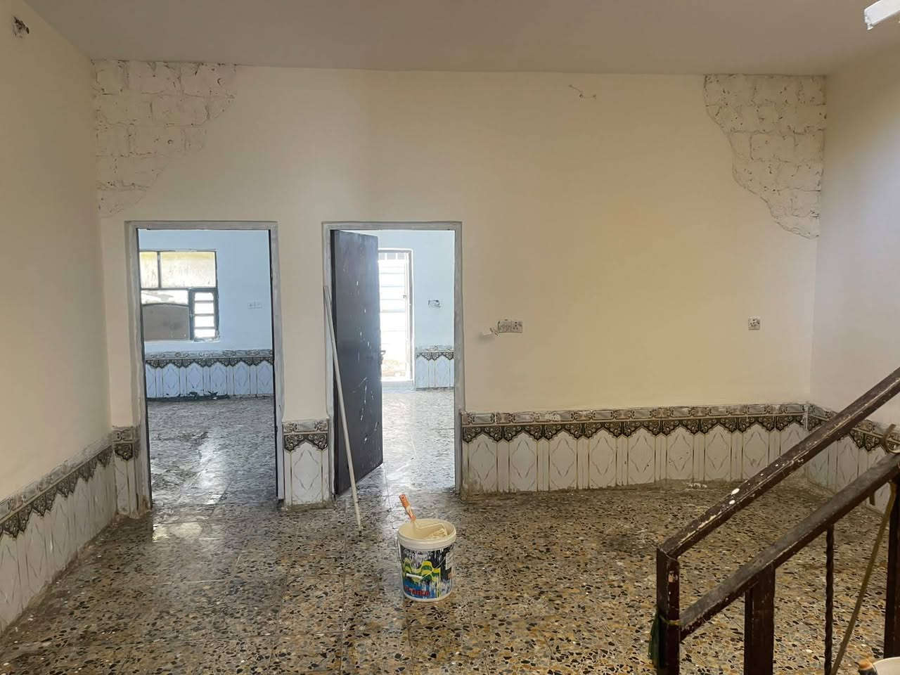 بيت للايجار الزعفرانيه منطقة الشيشان بدايه شارع 15
نضافه ميه بل ميه 

يتكون البيت 
من طرمه استقبال جبير مطبخ صاله صحيات غرفتين نوم وبيتونه جبيره 
البيت طابق واحد جاهز من كلشي مساحته 150 
رقم الهاتف 
***********
