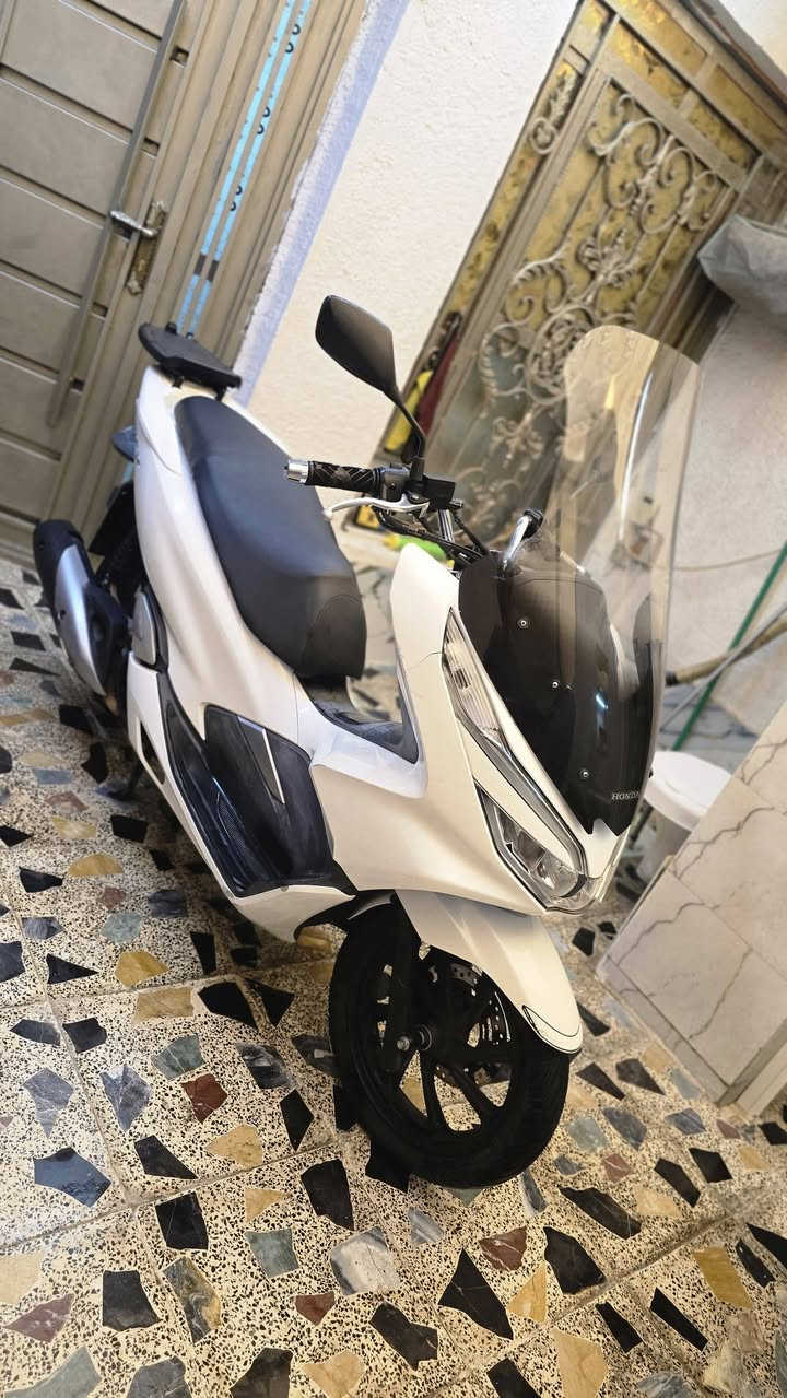 السلام عليكم  .   PCX جيل الثالث ياباني موديل 2020  بصمه للبيع 
الدراجه مكفوله كفاله عامه الدراجه مال رمبه كله شغاله حساس زدحام و ستان كهربائي كله شغاله ماشيه  37  الف حقيقي لون ابيض صدفي لون مميز مكينه 125cc           .    ياباني  .  رقم الشاصي  (  JF  )
الدراجه بيه جامه طويله بلاديه مالته مال رمبه و قاعده مال جنطه هم بلاديه و بيه جهاز انذار مال سرقه غراضه كلهن بلاديات اجن وياهه من الرمبه 
مكاني بغداد مدينة الصدر السعر على الاتصال 
رقمي  ( *********** )
