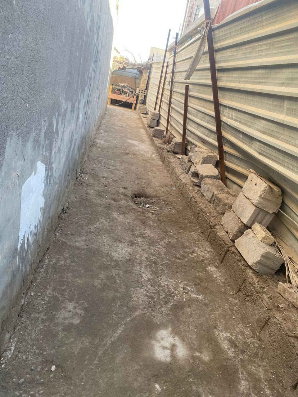 دار للبيع حي سكينه مساحه 240  
يتكون من غرفتين نوم صاله استقبال ومطبخ وترك البيت عكاده سقف ثانوي البيت 
للاتصال ***********
