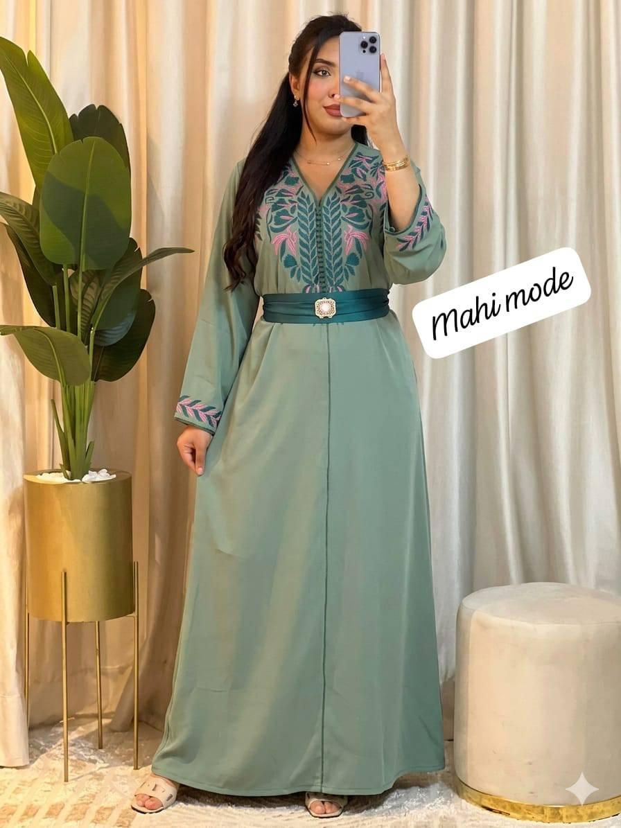 ✨ قفطان  كريب أنيق بتصميم راقٍ يجمع بين البساطة والفخامة، مزين بتطريزات دقيقة على الصدر والأكمام تضفي عليه لمسة تقليدية عصرية مع حزام أنيق يبرز جمال القوام ويضيف لمسة من الرقي. مناسب للمناسبات العائلية والسهرات الخاصة
 ولكل من تبحث عن الأناقة والتميز. 
 متوفر بالوان صيفية  مميزة 
تناسب جميع  الاذواق 
متوفر في المحل 

،،L xl xxl لمعاشات, آسفي


**إذا كنت صاحب هذا الإعلان وتريد حذفه لأي سبب، رجاءا أرسل رسالة إلى الدعم الفني**