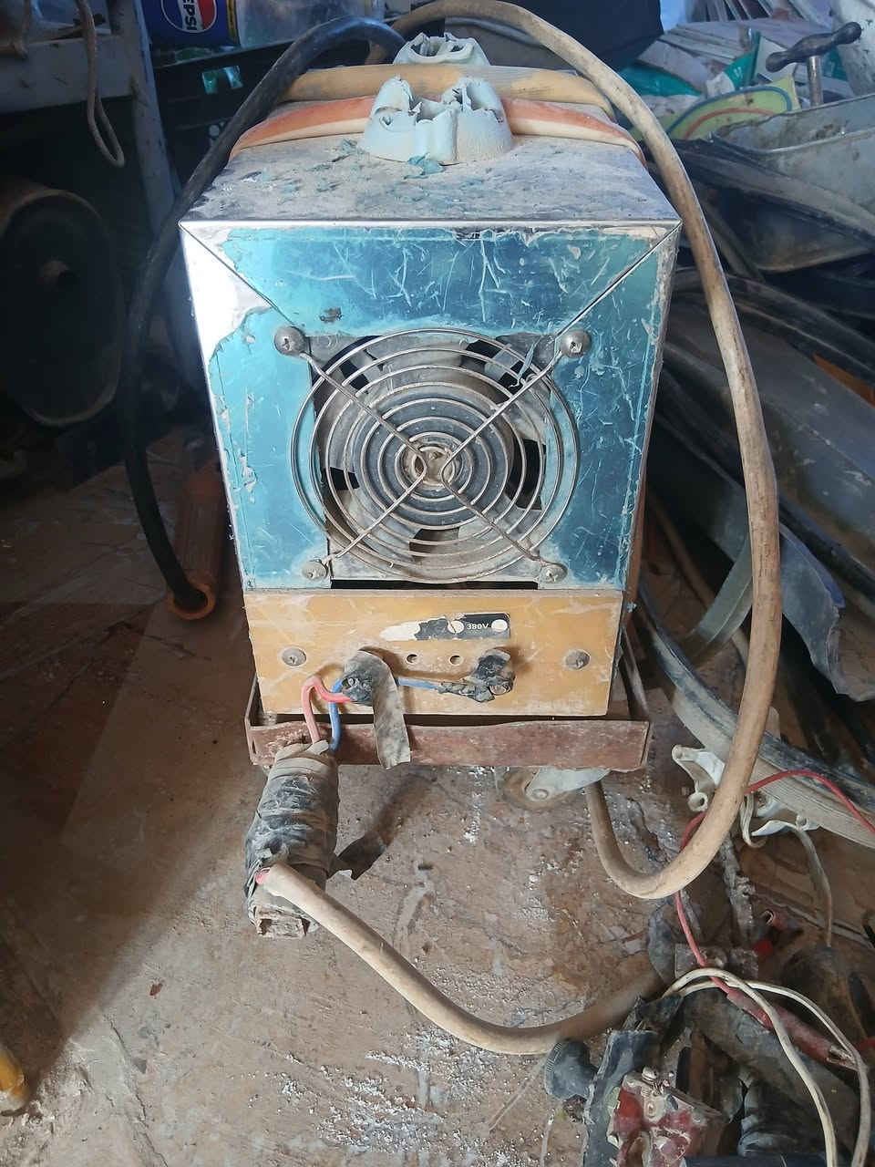 شلعه محل كامل بس تلحمه
الرفوف خشب وحديد مكينه لحيم الصليه كتر قطع 
سندويج اخو جديد معى شخاط معى بي ارسي وميز حديد هم وباب محل تجي شوف بعينك
مليون الي يريدهن يتصل
***********
