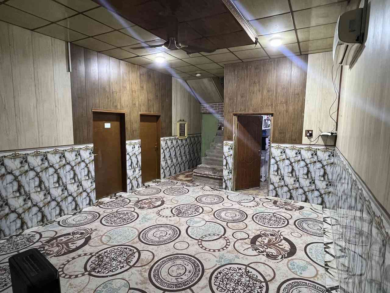 دار للبيع مع قطعه بصف الدار ((وقف سني غير مسجل ))المساحه الكليه 250 متر 
يحتوي البيت على (غرفتين+صاله+مطبخ ومخزن داخل المطبخ+ صحيات 2داخلي وخارجي )) ومساحه والكراج كبيره جداً 
💢المكان البصره ابو الخصيب ابو الجوزي 💢
🔅السعر 60$ وقابل للتفاوض 🔅
للاستفسار 📞: ***********
