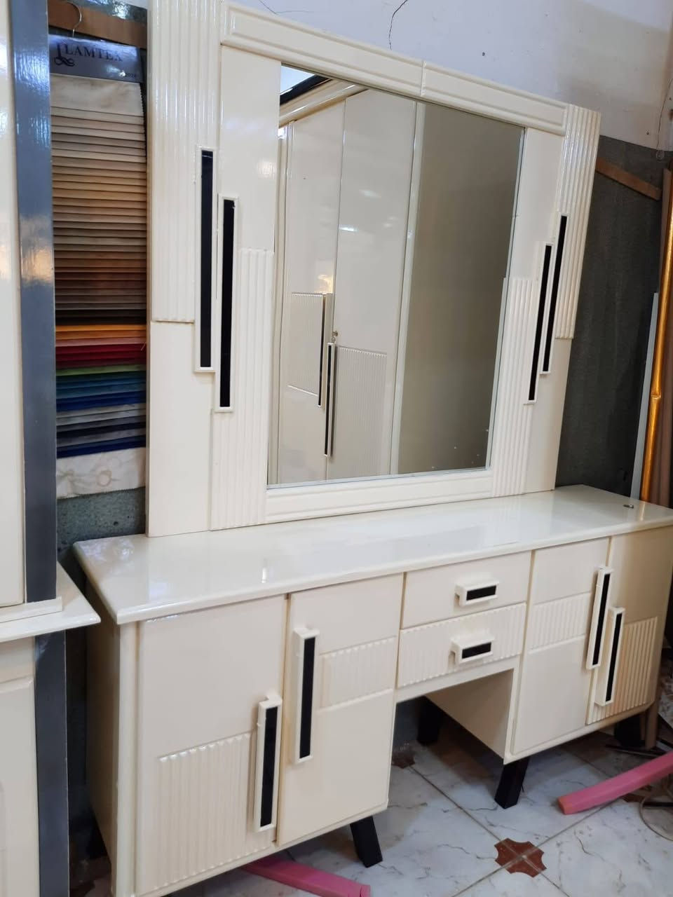 للهم صلي على محمد وآل محمد 
غرفه. اخشاب تزكام عراقي درجه اولى جديد حسب أطلب. 
6قطع 
كنتور 
جربايه 
ميزمرايه
ميز بلازمه 
زاويه
ميز جربايه 
حسب الطلب توجد بلونين ابيض ..اوف وايت
سعر مليون و٧٥٠ مع شد وتوصيل داخل الناصريه 
محافظات يوجد خدمه توصيل 
للحجز مرسله الصفحه او وتساب ***********
