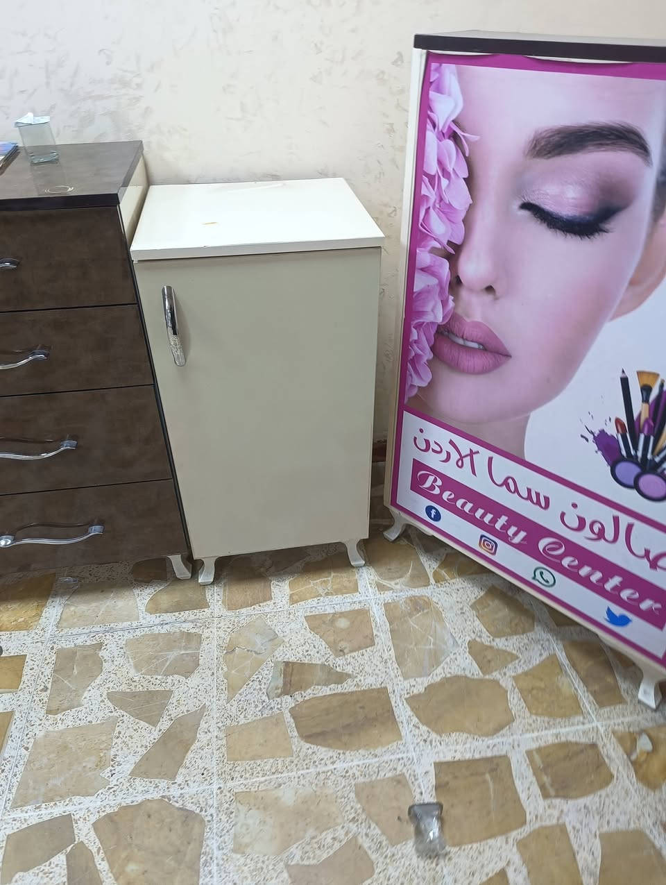 ديكور صالون مع أجهزه تنضيف للبشره السعر 200- الشراي فقط يتصل ***********-‏‪***********‬‏ وادي حجر
