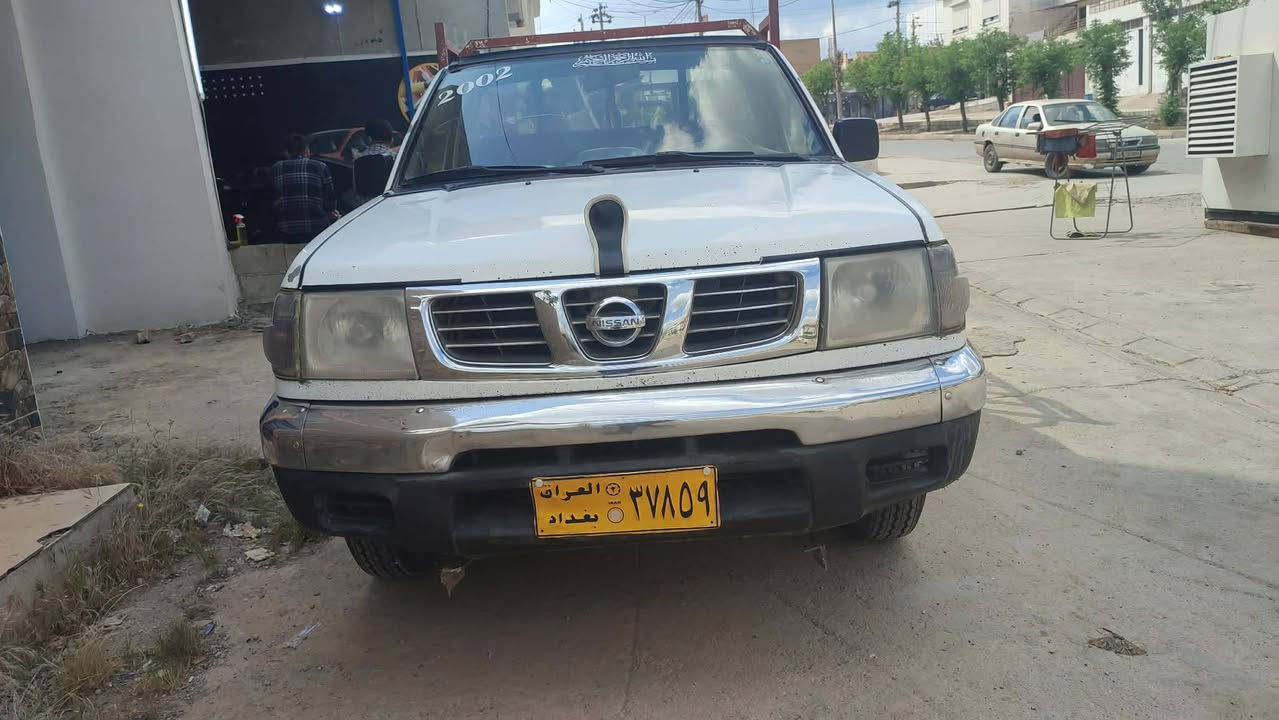 نیسان تاک2001بۆ فرۆشتن
سەنەویی بەخدایی لەگەڵە و هیج کێشەیەکی نیە بۆ سەیتەرە
4تایەیی لۆکی لەسەرە
یەک دینار مەسروفی نیە ماڵی کاسپیە 
گێر و مەکینەو  ئەکسلی بەشەرت
سەیارەکە هەتا بڵێی خاوێنە و سەیارەیی ماڵە
***********
***********
