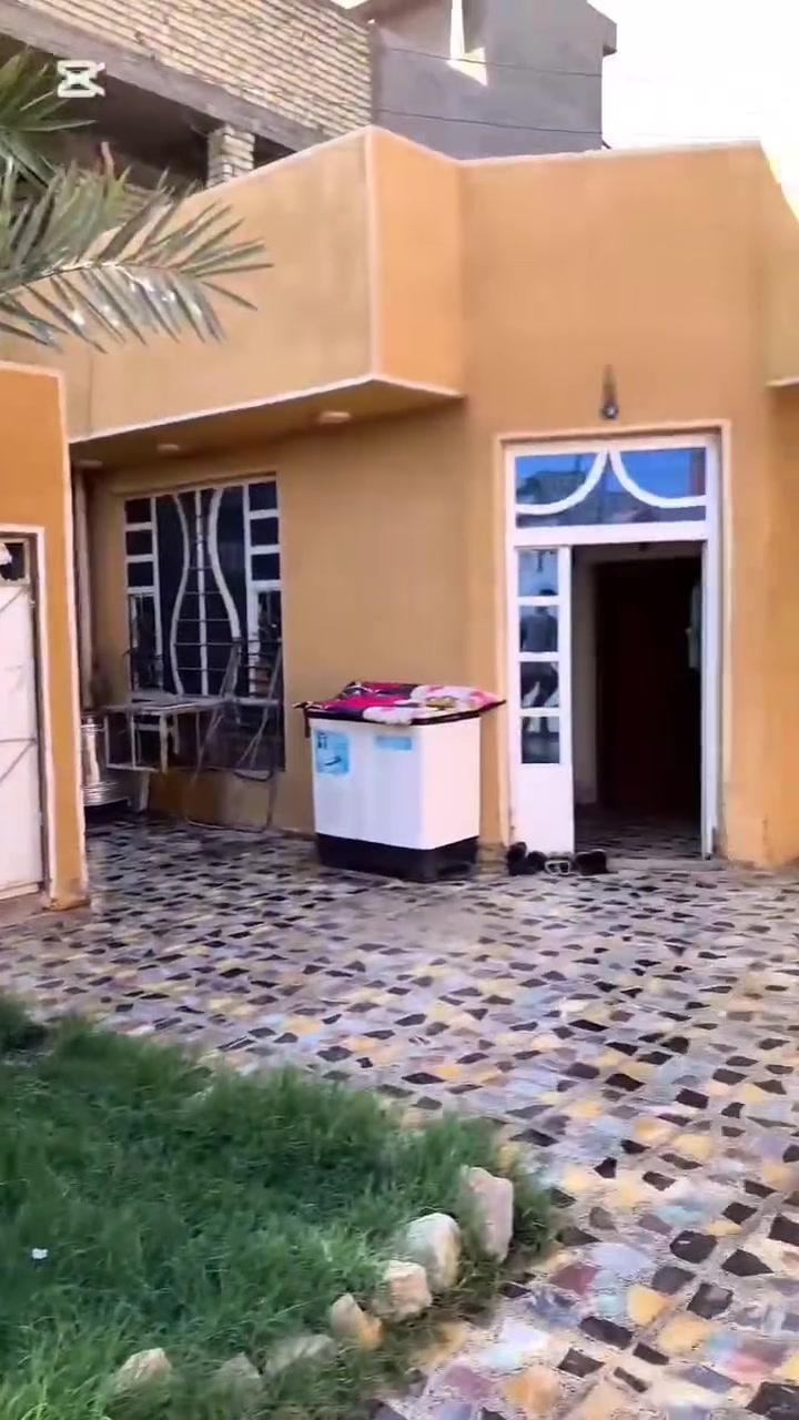 السلام عليكم
دار سكني للبيع طابو صرف المساحة ٢٤٠م يحتوي على ٤ غرف نوم يحتوي الطابق الثاني على2 غرف نوم وصالة وحمام والطابق الارضي يحتوي على2 غرف نوم واستقبال وصالة ومطبخ وصحيات . بغداد ناحية الوحدة حي الزهراء قرب بسمايا الفرع المجاور لمدرسة الكوفة الابتدائية  ...السعر 130 
للاستفسار ***********
