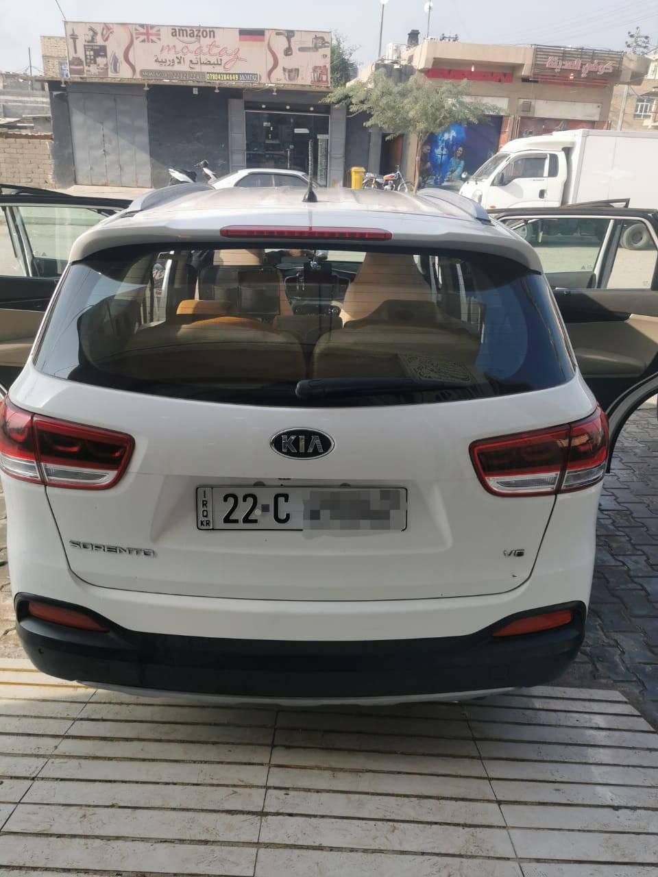 السلام عليكم (للبيع)
سورنتو مديل 2018.  خليجي  مكفوله كفاله عامه  عدا رصعه بلصندوق موضح بل صور  وبارد شبر  بل باب الخلفي 
6سلندر3500. 7راكب رقم اربيل هزه وسنويه جديده ل 2030  
السياره خير من لله 
موصفاتها  كامله عدا البنوراما  ..صندوق كهربائي ..شاشه كبيره
حساسات امامي خلفي كلهن شغالات تبريد 3قطع منفصل 
بصمه فتح وقفل .. ترحيب بل مري  ..مري شفط وباقي المواصفات معروفه 
ماشيه 85.  
اسبير بعده منازل كتلوكات كلهن موجودات 
مكاني بصره قضاء المدينه 
السعر 235 وبي مجال قليل حك الجيه 
رقمي ***********
